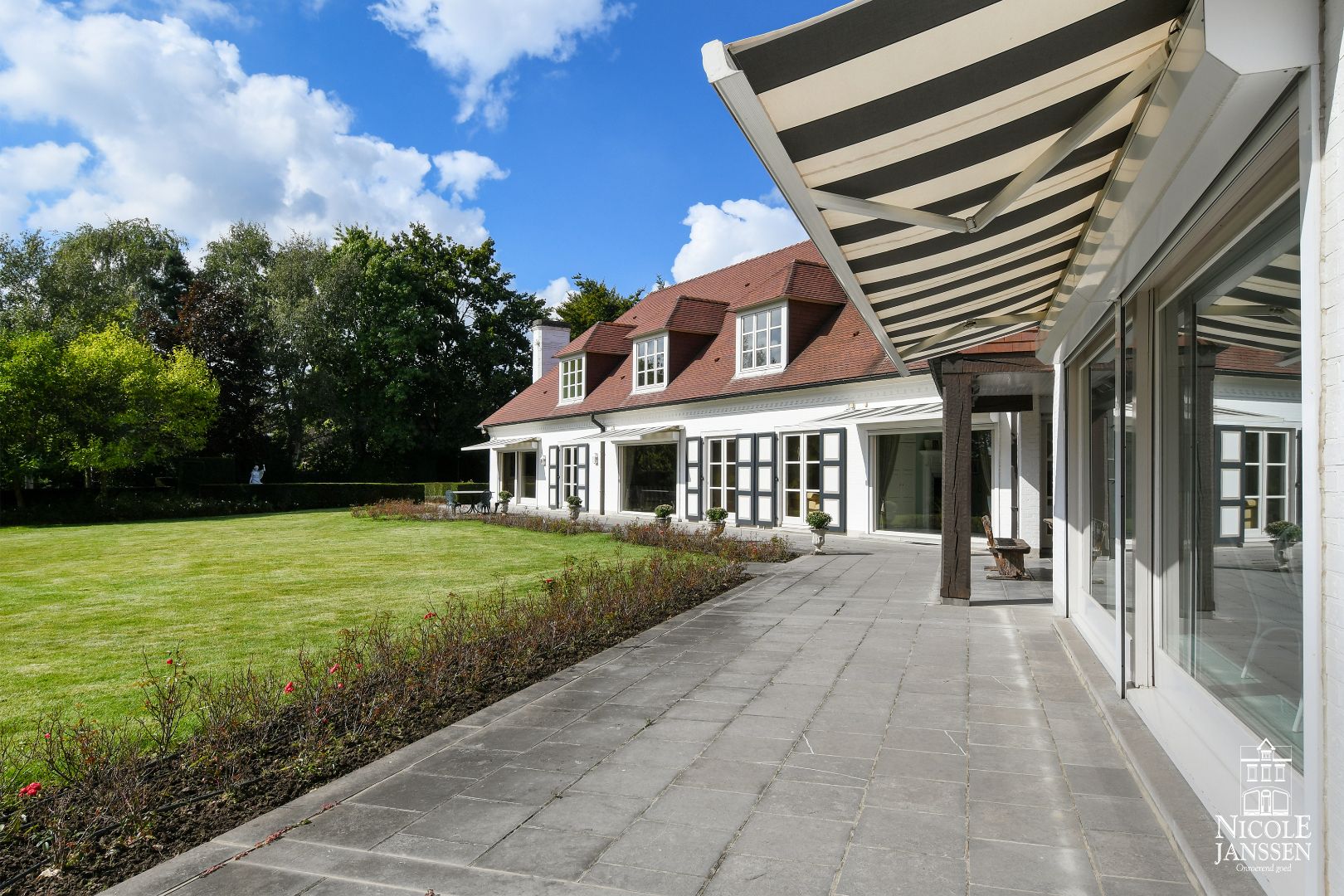 Exclusieve villa met binnenzwembad gelegen op een residentiële locatie foto 32