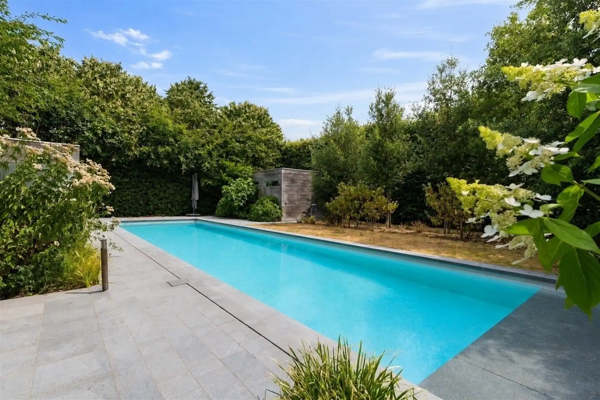 prachtig gelegen villa met verzorgde tuin en zwembad foto 2