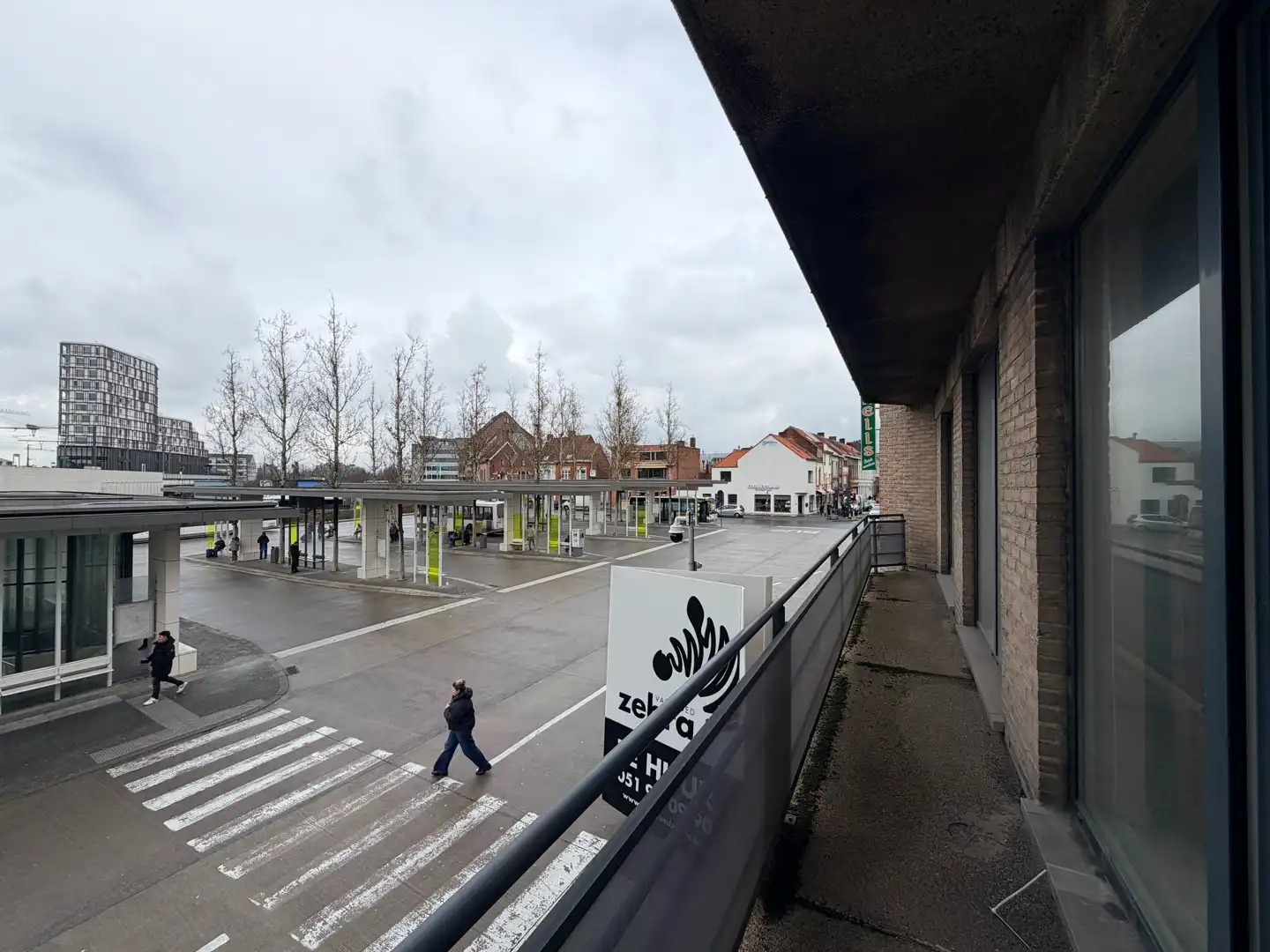 Instapklaar & centraal gelegen appartement met balkon te Roeselare! foto 3