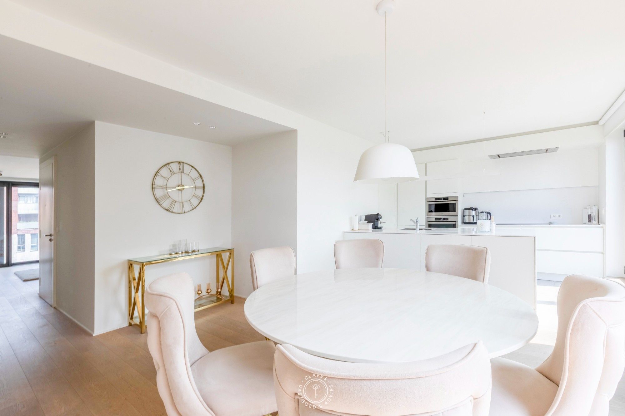 Stijlvol en lichtrijk appartement op toplocatie foto 10