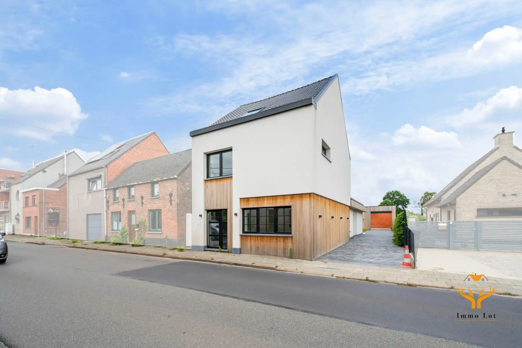Ruime woning met magazijn  foto {{pictureIndex}}