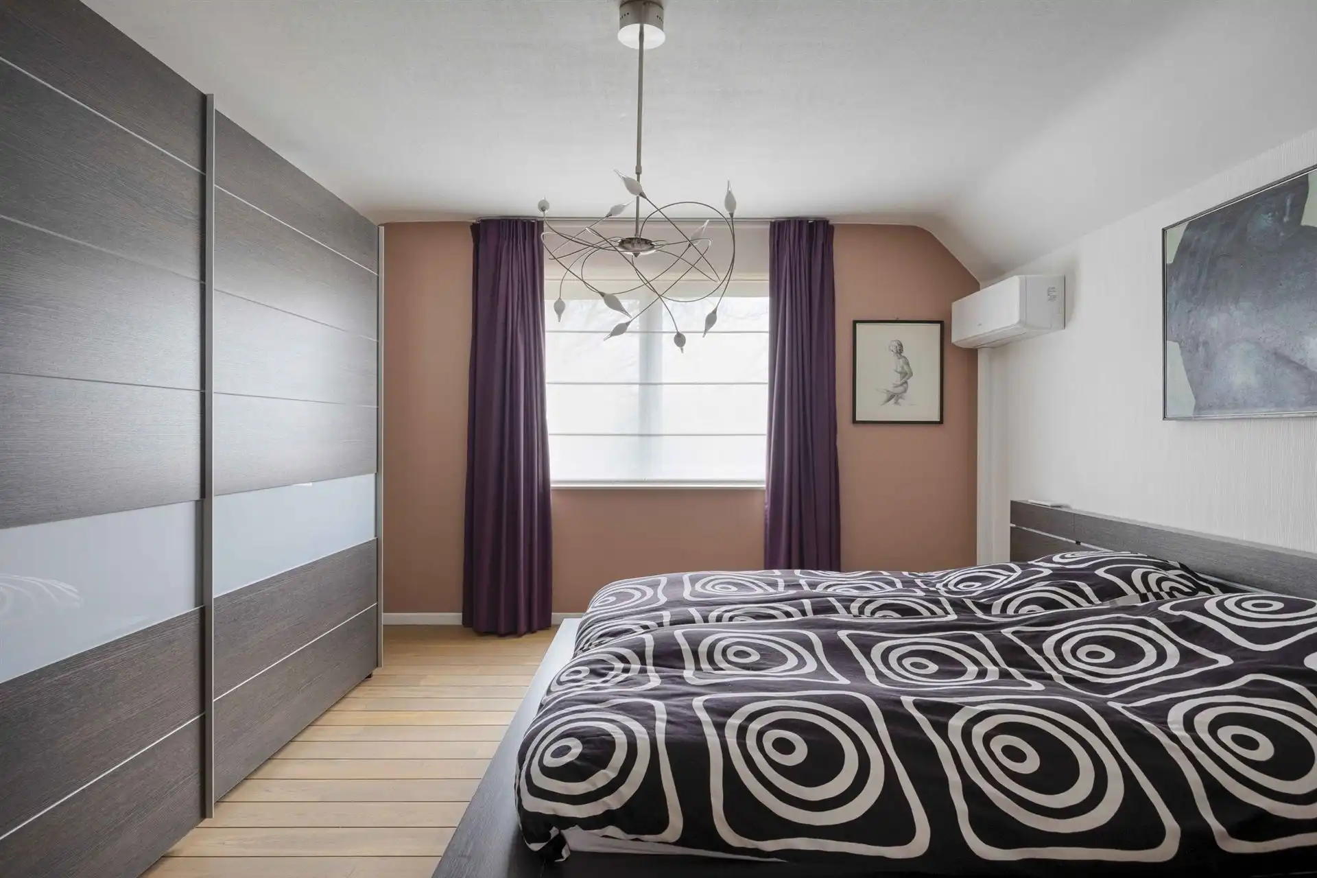 Open bebouwing met 4 slaapkamers, garage en tuin.  foto 11