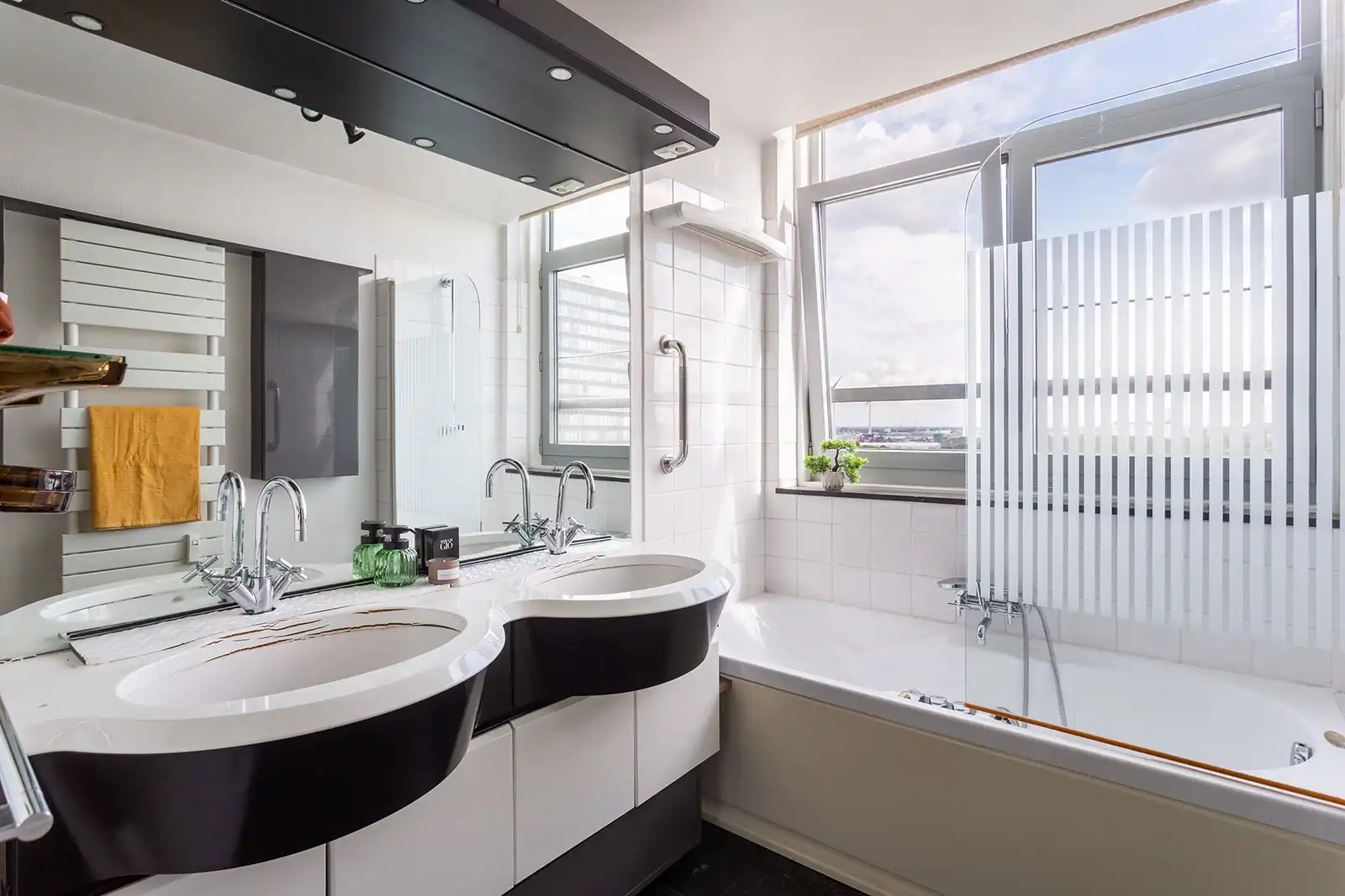 Lichtrijk 2-slaapkamerappartement met ruim terras en panoramisch uitzicht foto 27