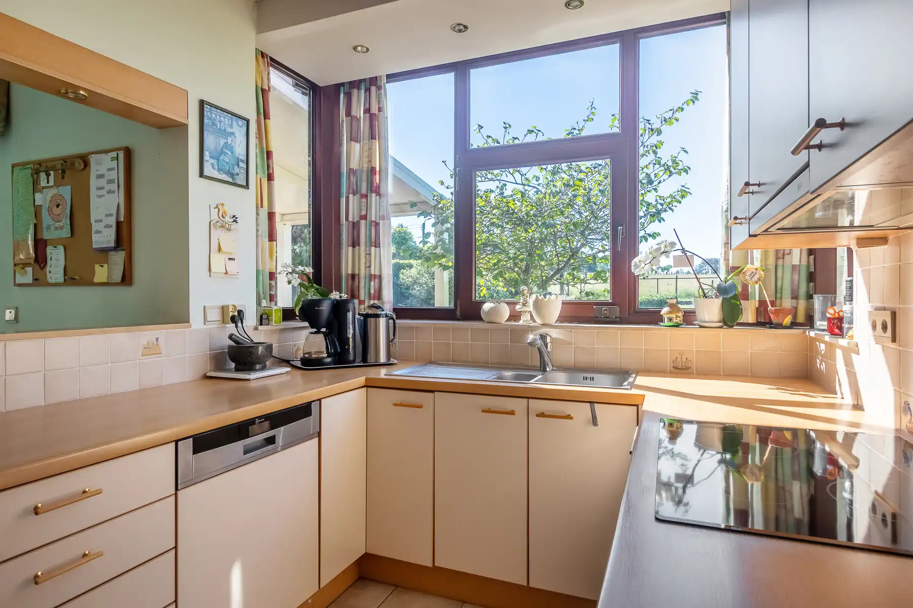 Woning met 3 slaapkamers, inpandige garage en weidse tuin foto 12