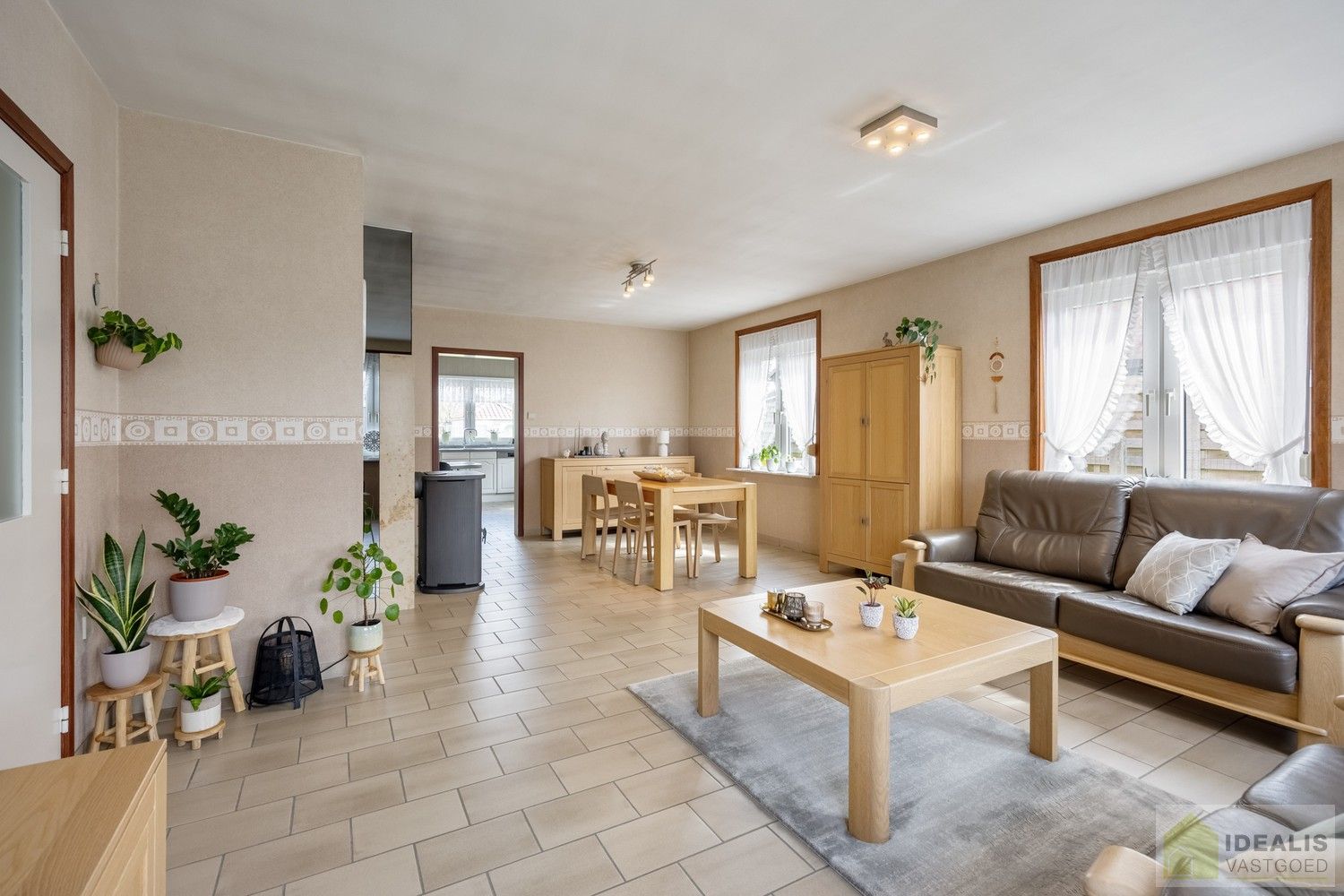 KNAPPE EN INSTAPKLARE WONING MET 4 SLAAPKAMERS, INPANDIGE ÉN VRIJSTAANDE GARAGE, HEERLIJK TERRAS OMGEVEN DOOR EEN PRACHTIGE TUIN foto 9