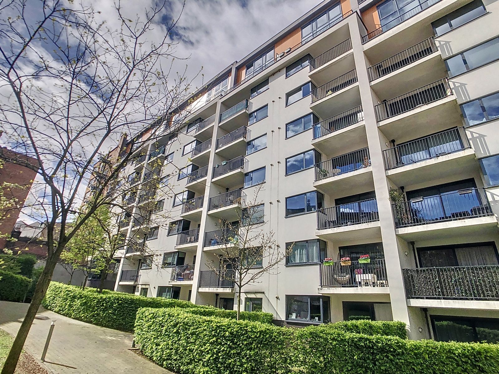 Appartement met 2 slaapkamers, terras en staanplaats foto 1