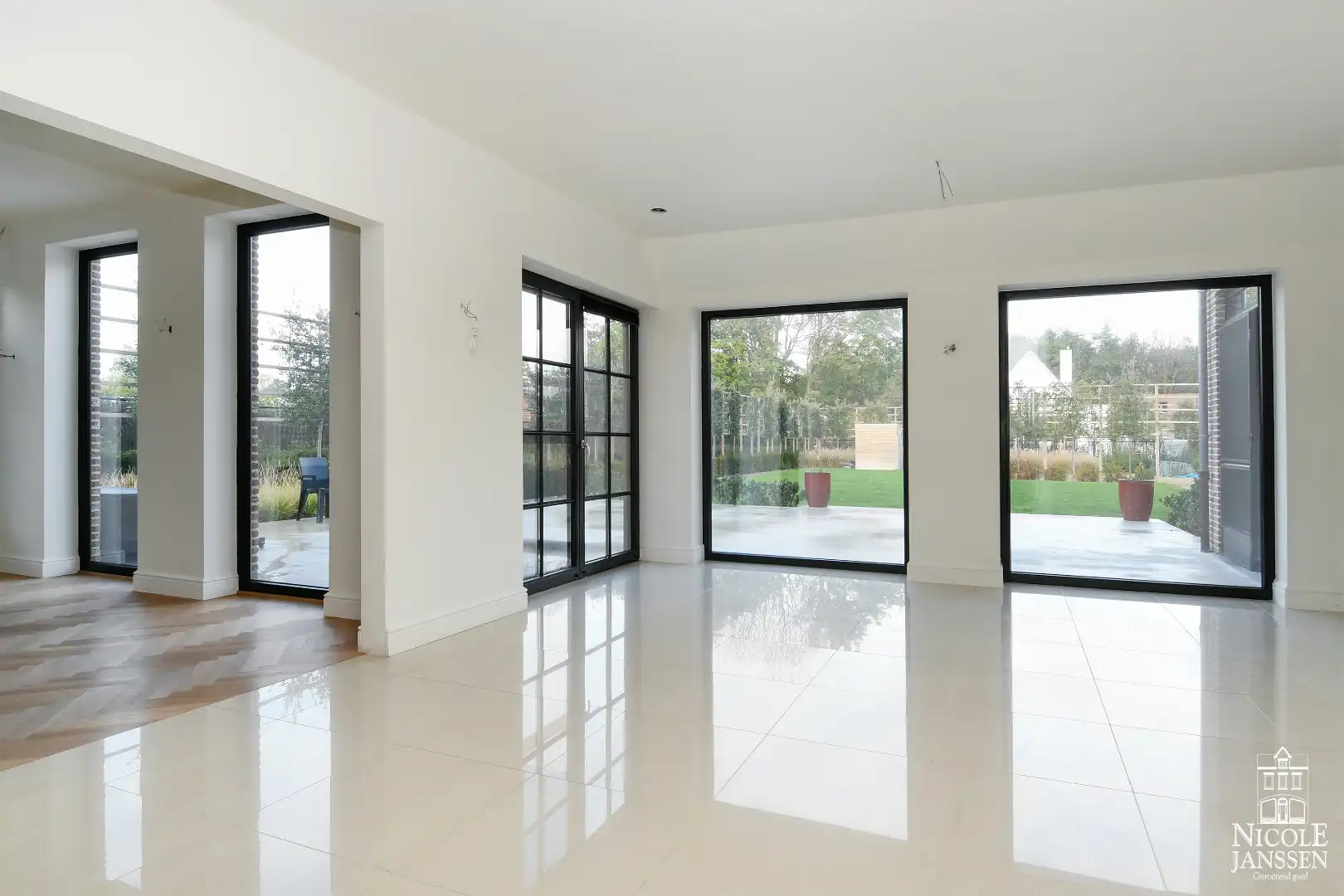 Schitterend landhuis in pastoriestijl met prachtige tuin op een rustige locatie foto 12