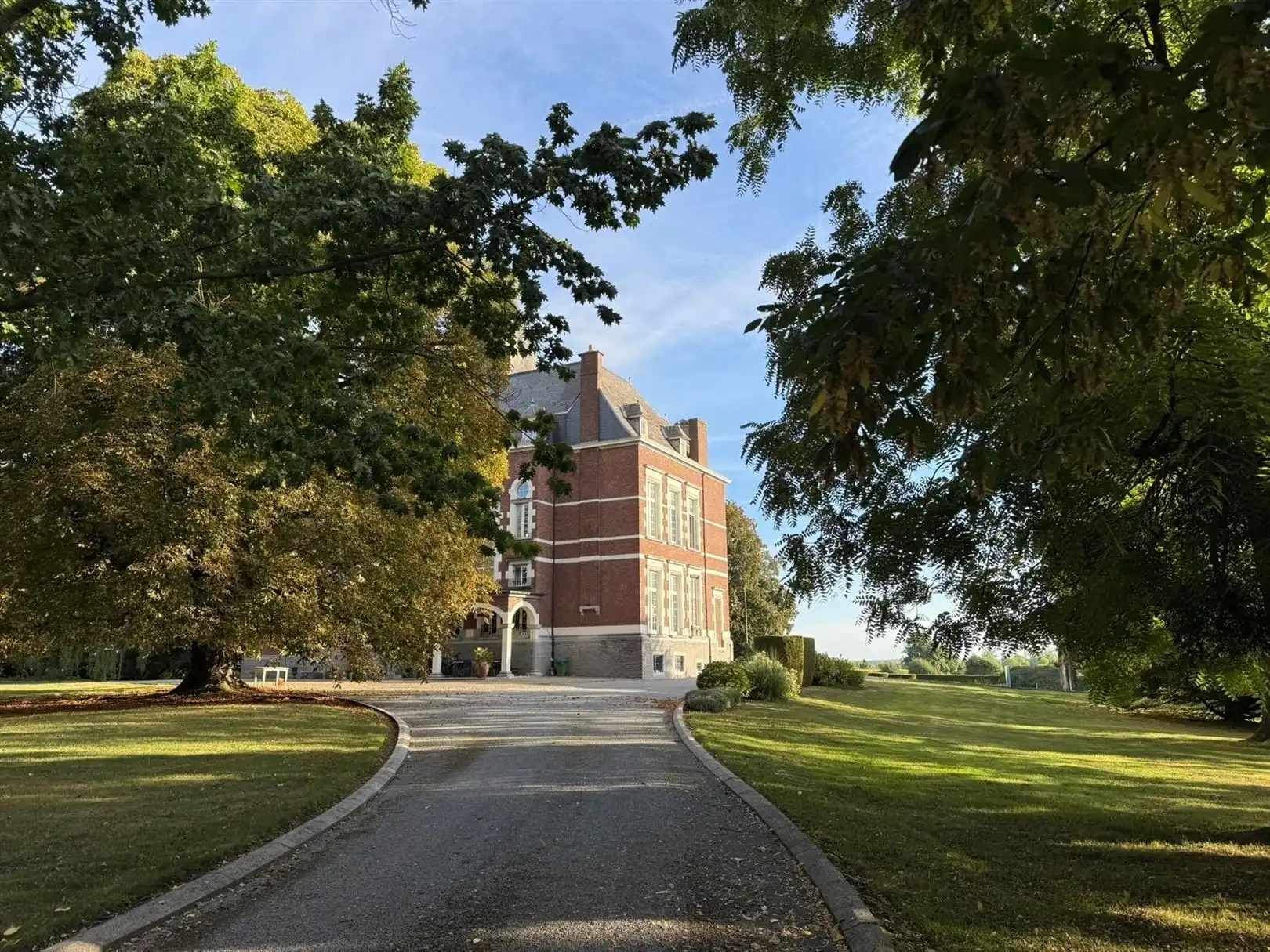 Instapklaar kasteeldomein met vierkantshoeve foto 6