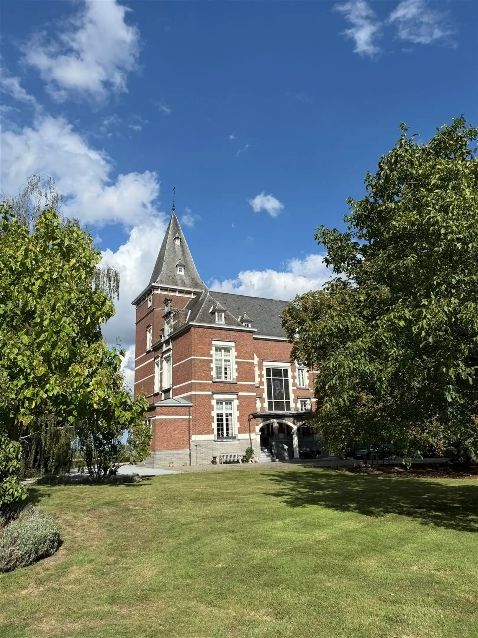 Instapklaar kasteeldomein met vierkantshoeve foto 6