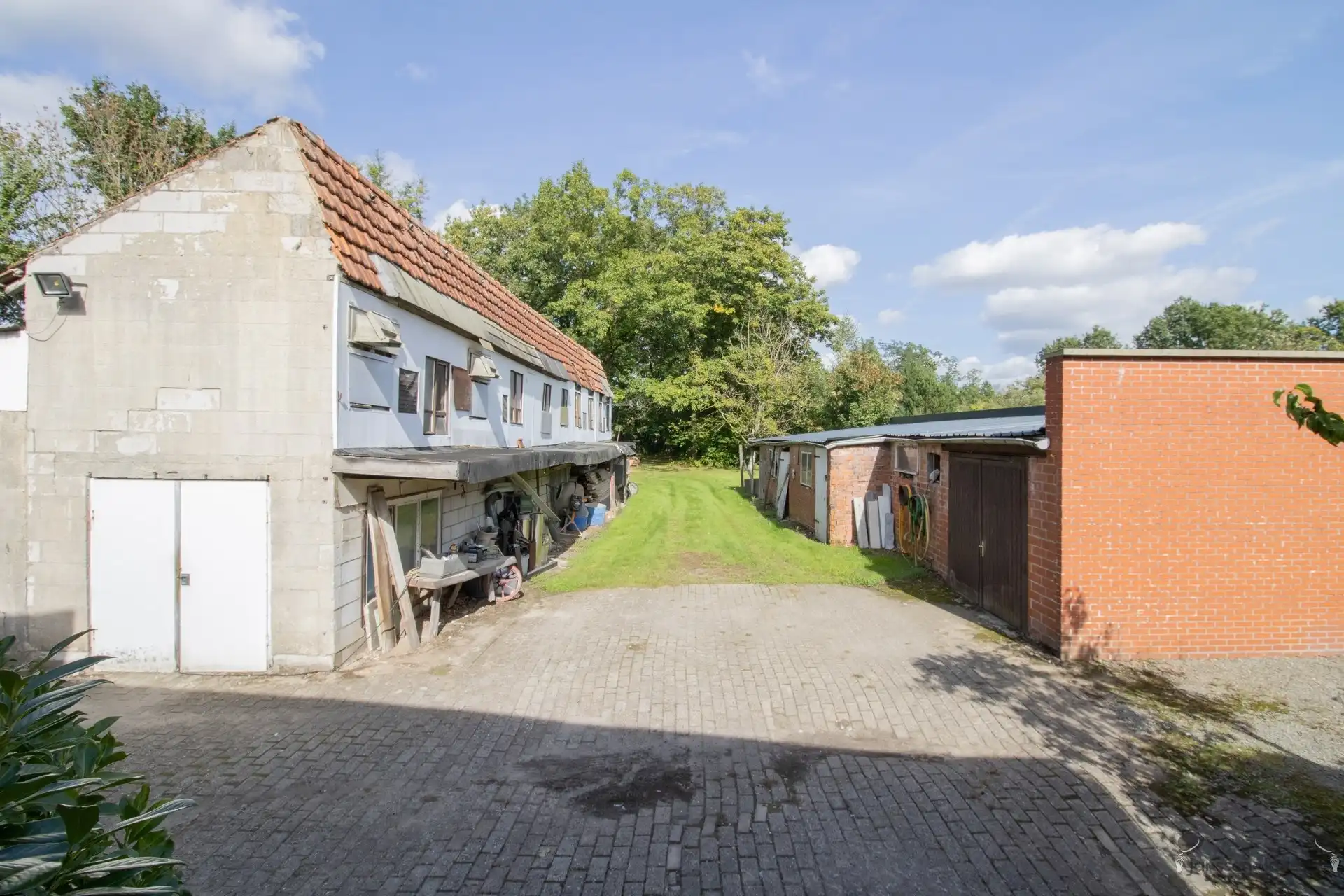 Rustig gelegen te renoveren woning met 5 slaapkamers, ruime garage op 3.990 m² foto 15