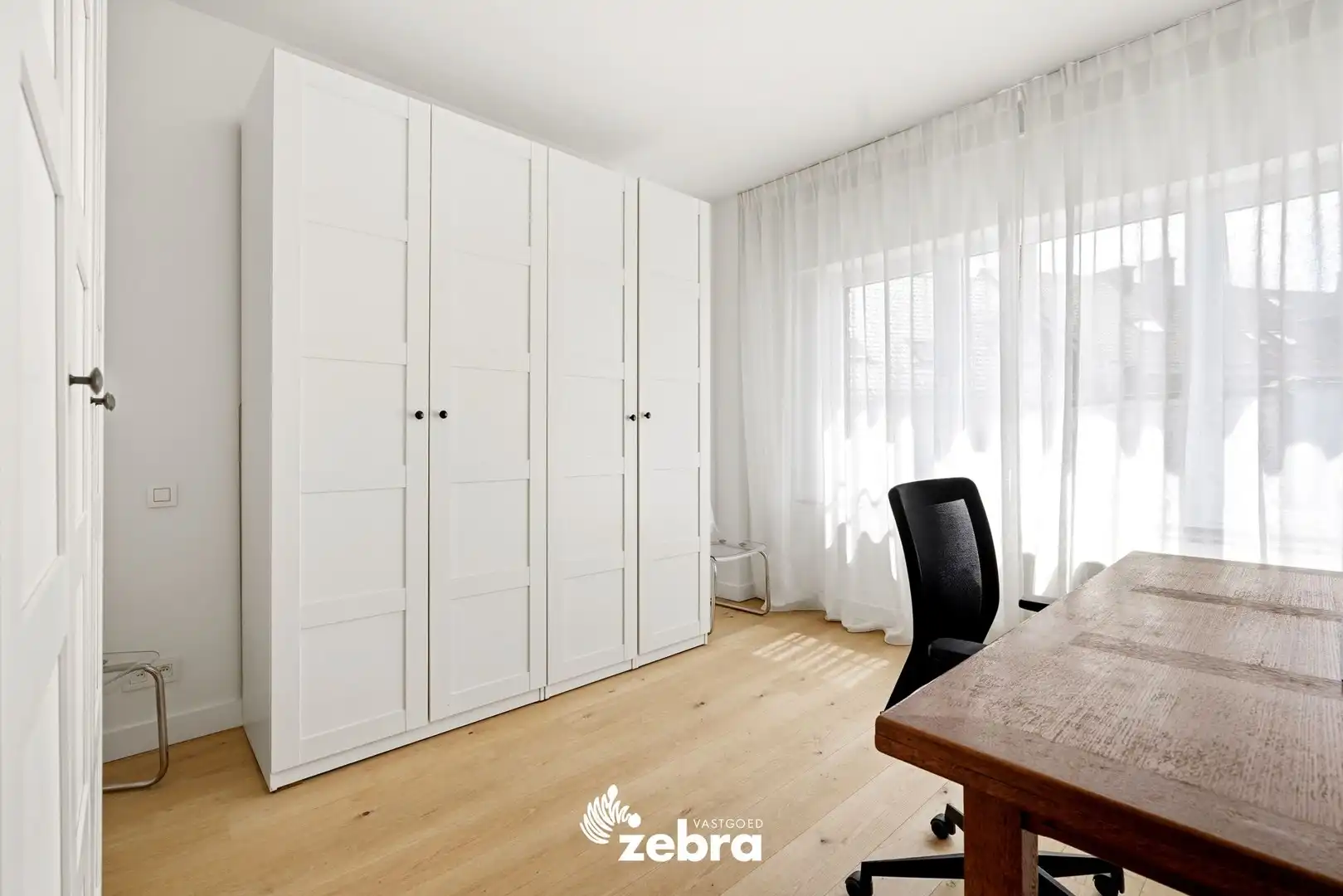 Kwalitatief gerenoveerde herenwoning met garage te Sint-Elisabeth Kortrijk! foto 18