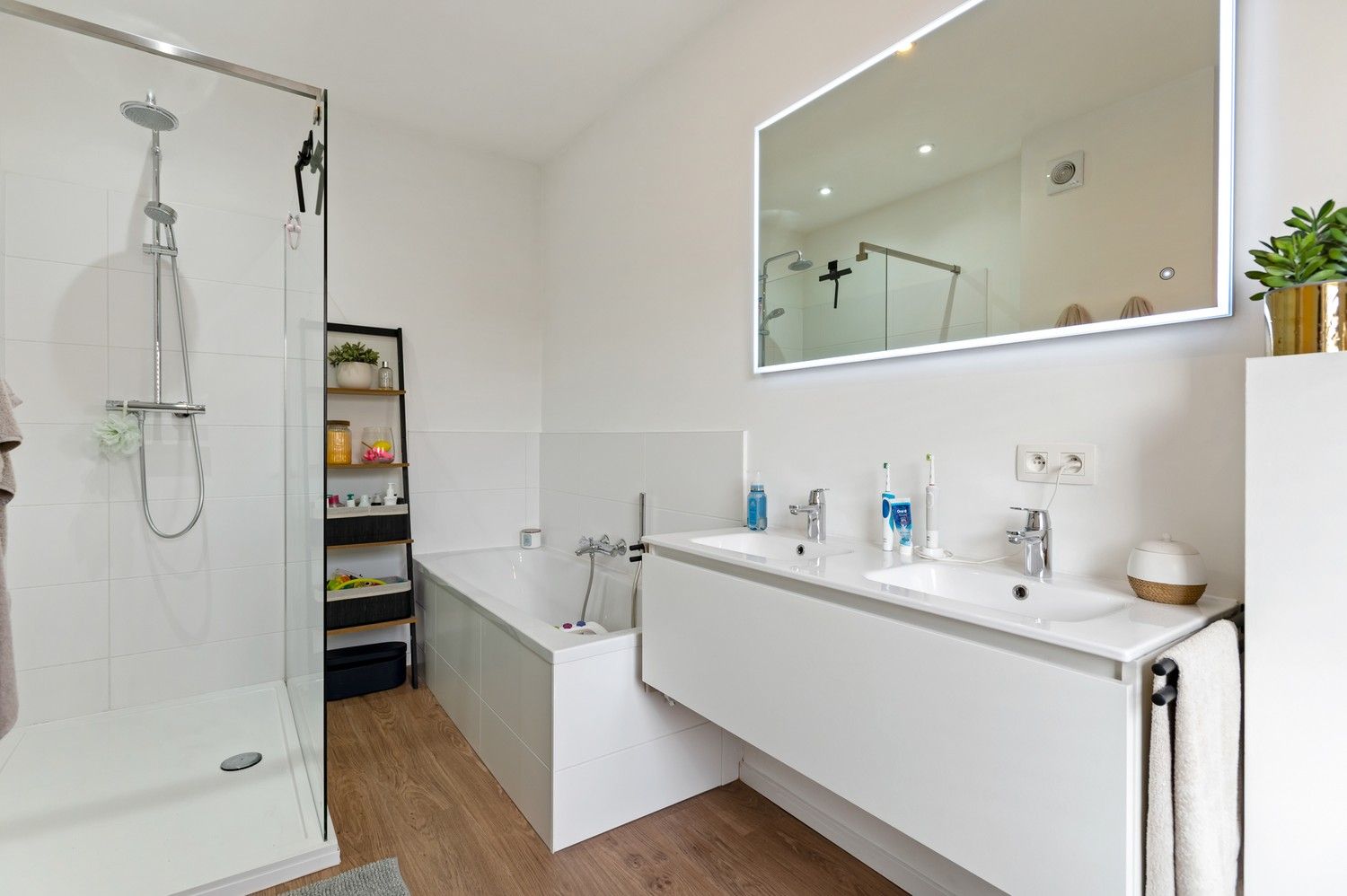 Instapklare woning met 3 slaapkamers, mooie tuin en garage in Kapellen! foto 19