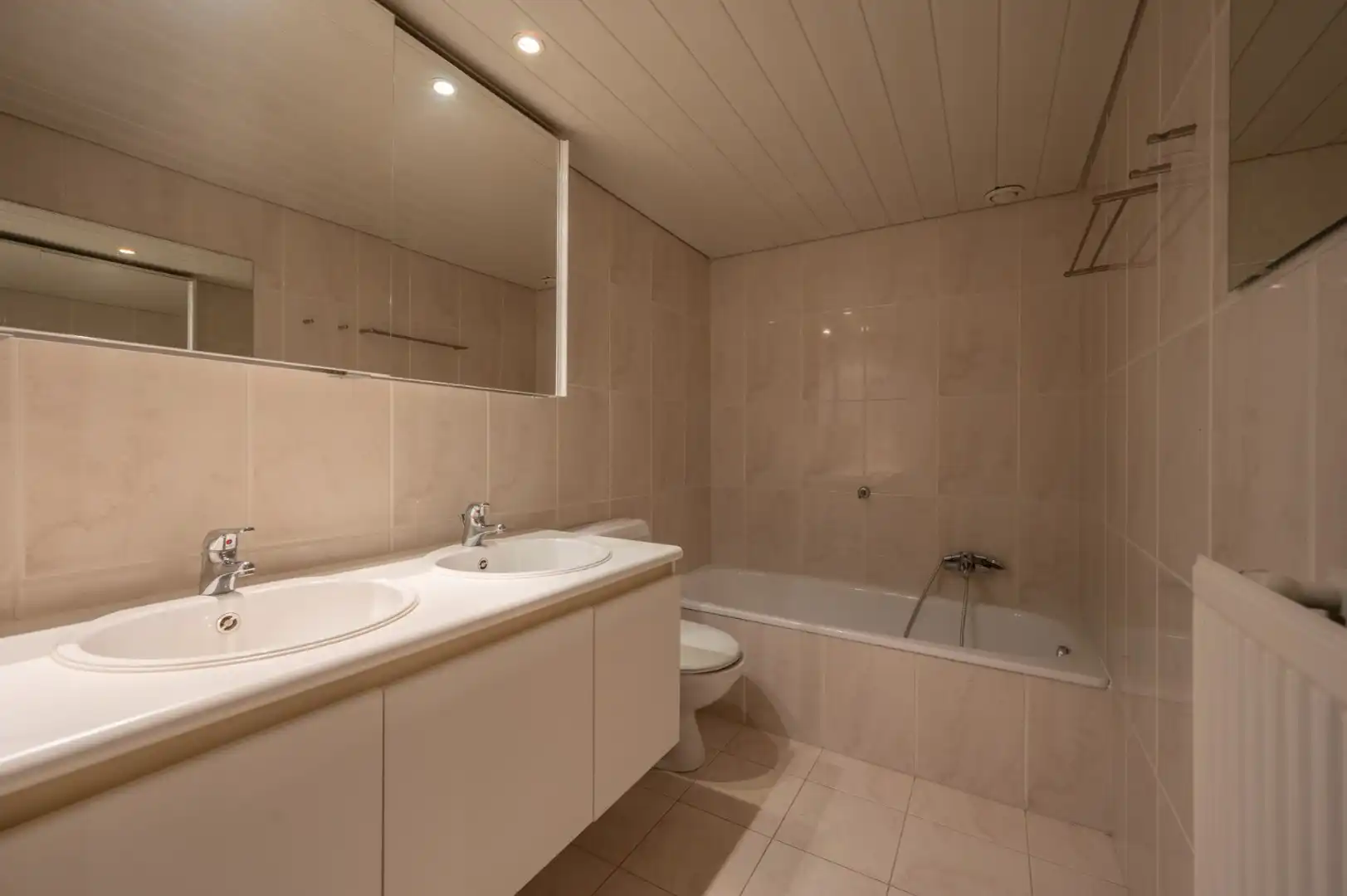 Uiterst ruim appartement met 3 slaapkamers en 2 badkamers   foto 19