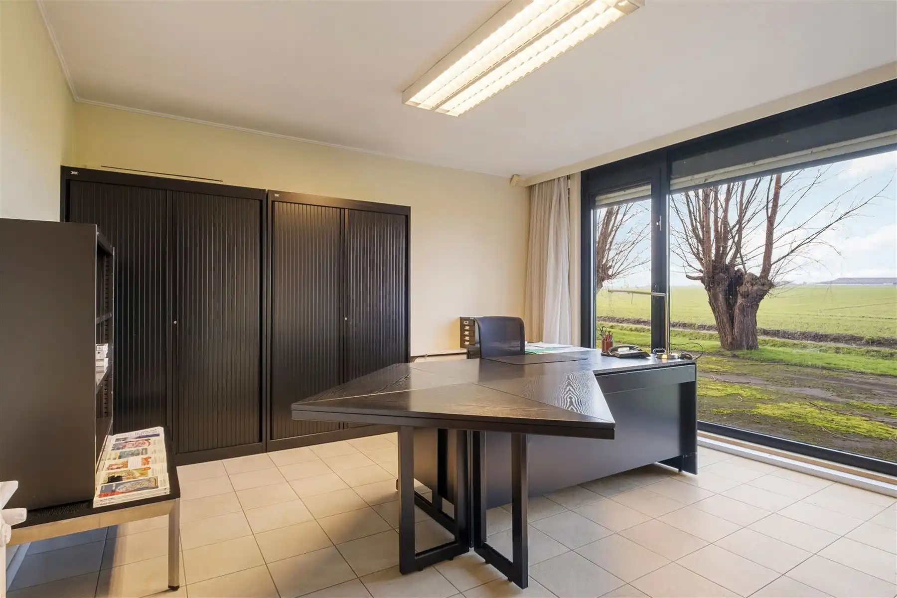 Veelzijdig Kantoorpand met Parkeerplaats in Groen Mene foto 6