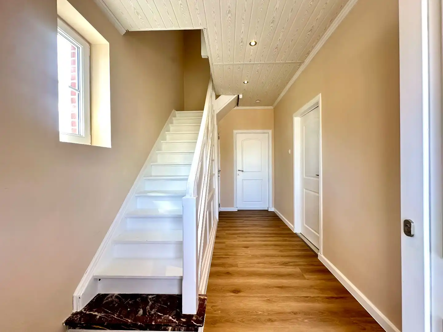 Ruime en gerenoveerde gezinswoning met 3 slaapkamers en veel comfort foto 2