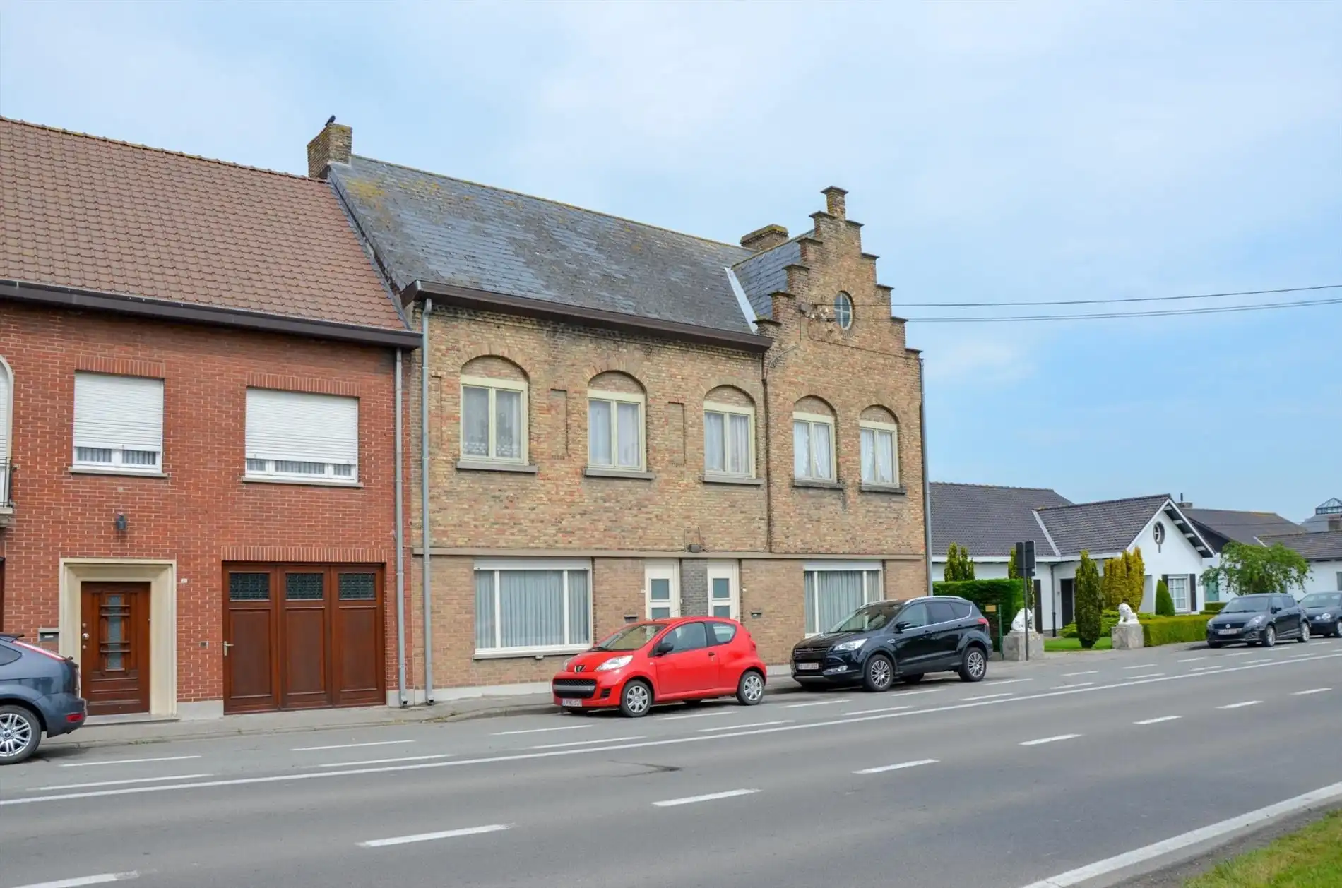 Woning met 3 slaapkamers en ruime stadskoer. foto {{pictureIndex}}