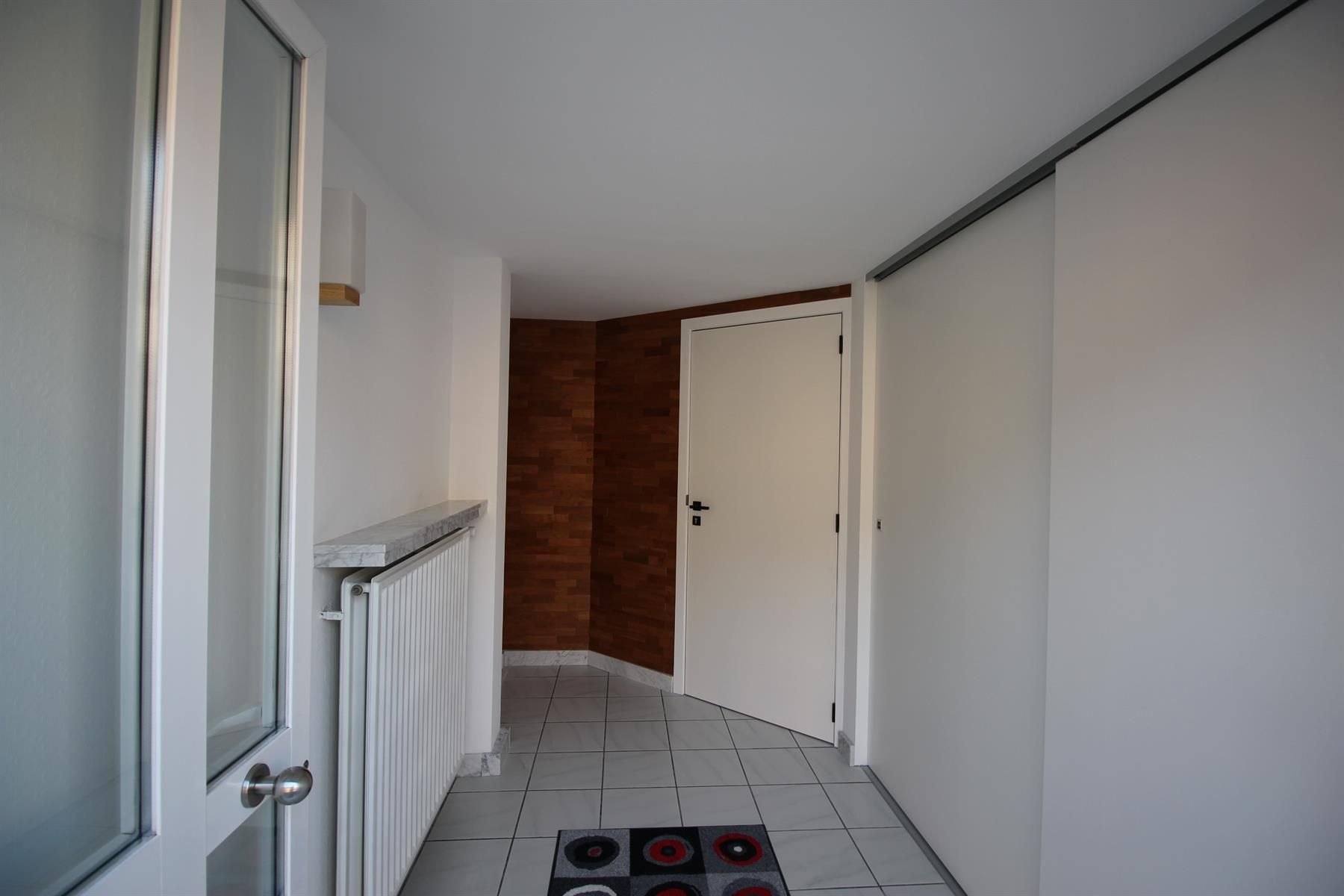 Prachtig gelijkvloersappartement met 2 slaapkamers en garage. foto 11