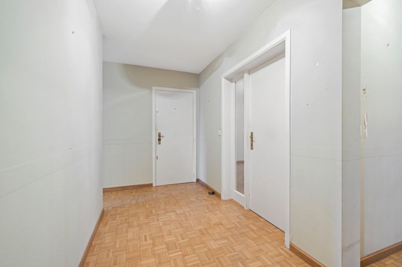 Roeselare-stadskern. Ruim verzorgd appartement van 118m3 met 3 slaapkamers, 2 terrassen, 3de verdieping. Uiterst ruim met zicht op de Grote Markt. TOPPER ! foto 6