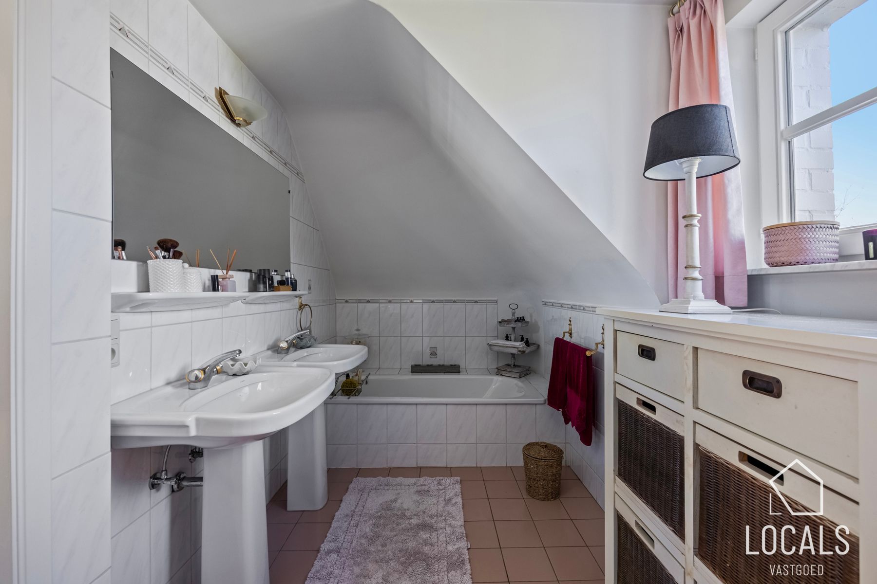 Tijdloze villa in doodlopende straat aan het bos foto 21