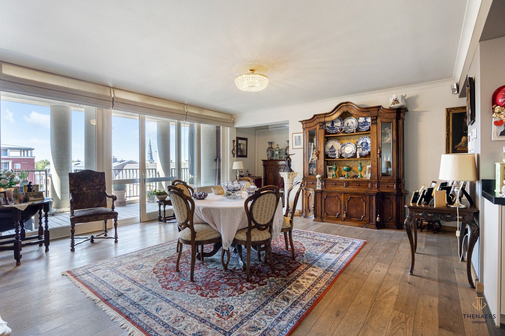 Zeer ruim appartement met 3 slaapkamers & 2 autostaanplaatsen op toplocatie. foto 5