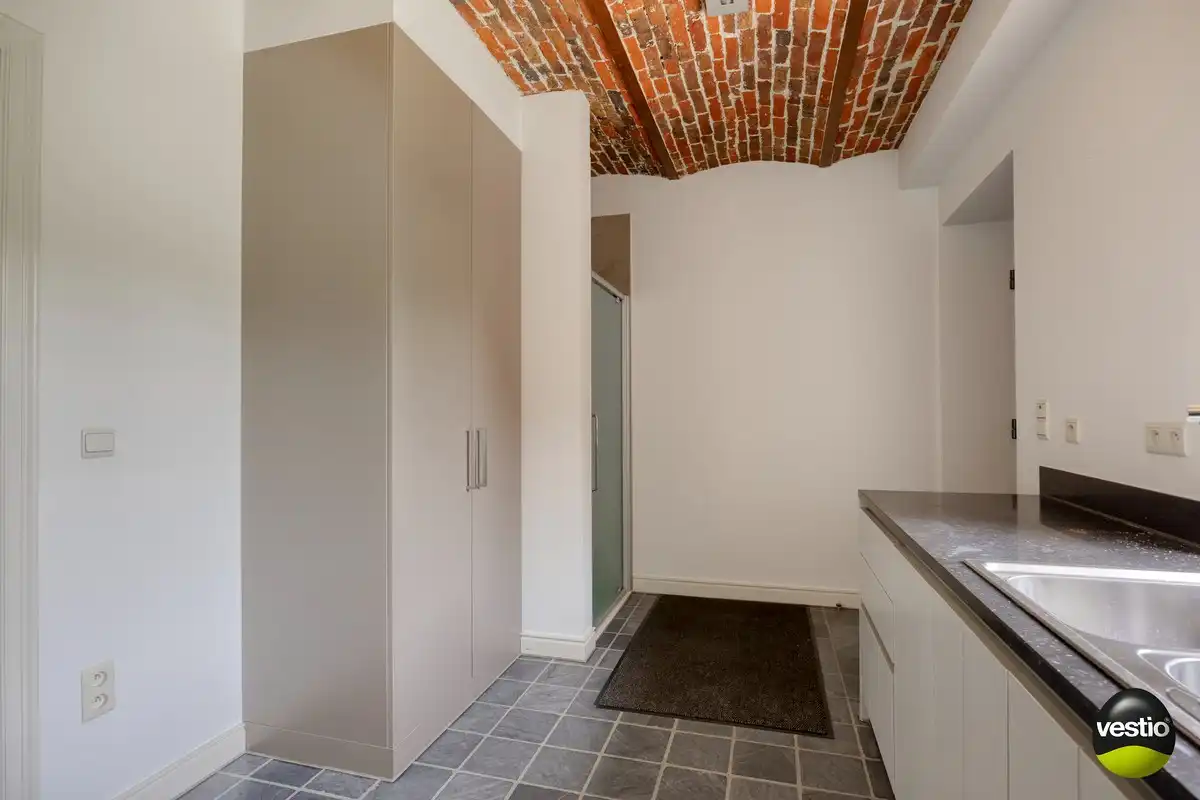 EXCLUSIEVE HOEVE MET MEERDERE WOONGEDEELTES, ATELIER, STALLING en AANPALENDE WEIDE OP CA. 1,6 HECTARE NABIJ DOMEIN NIEUWENHOVEN. foto 41