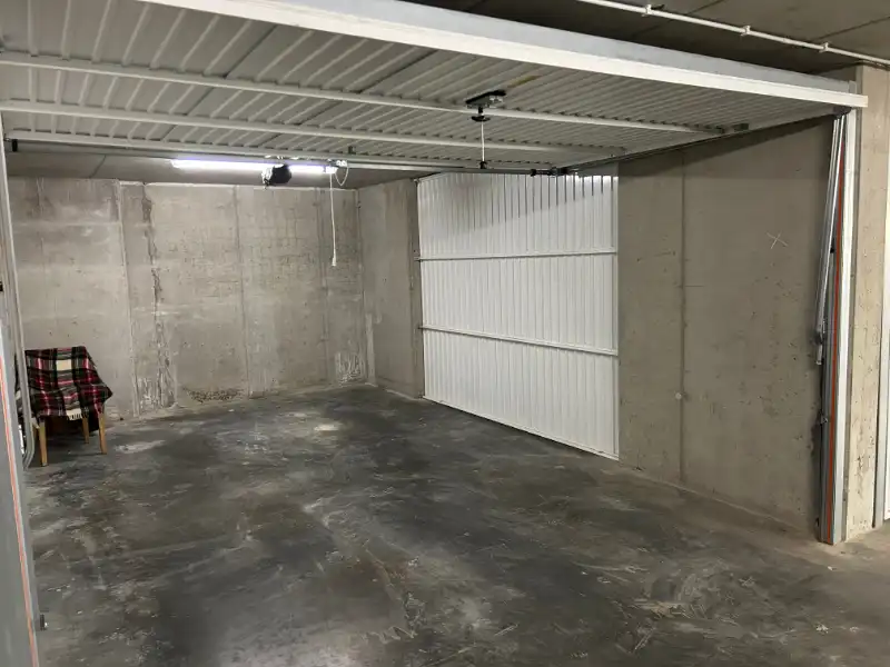Zeer ruime garagebox te koop aan de Manitobahelling! foto 2