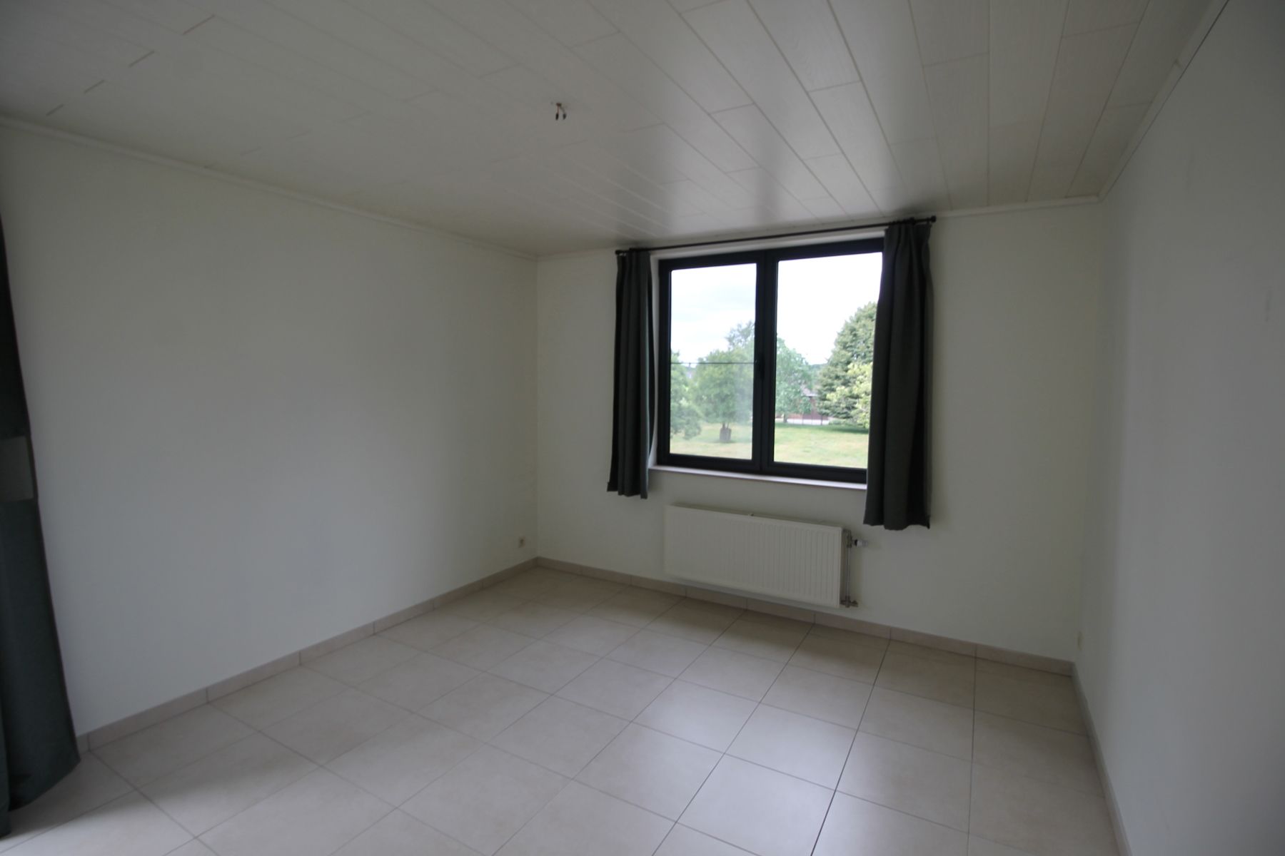 Recente halfopen bebouwing met ruime tuin, terras en garage foto 9