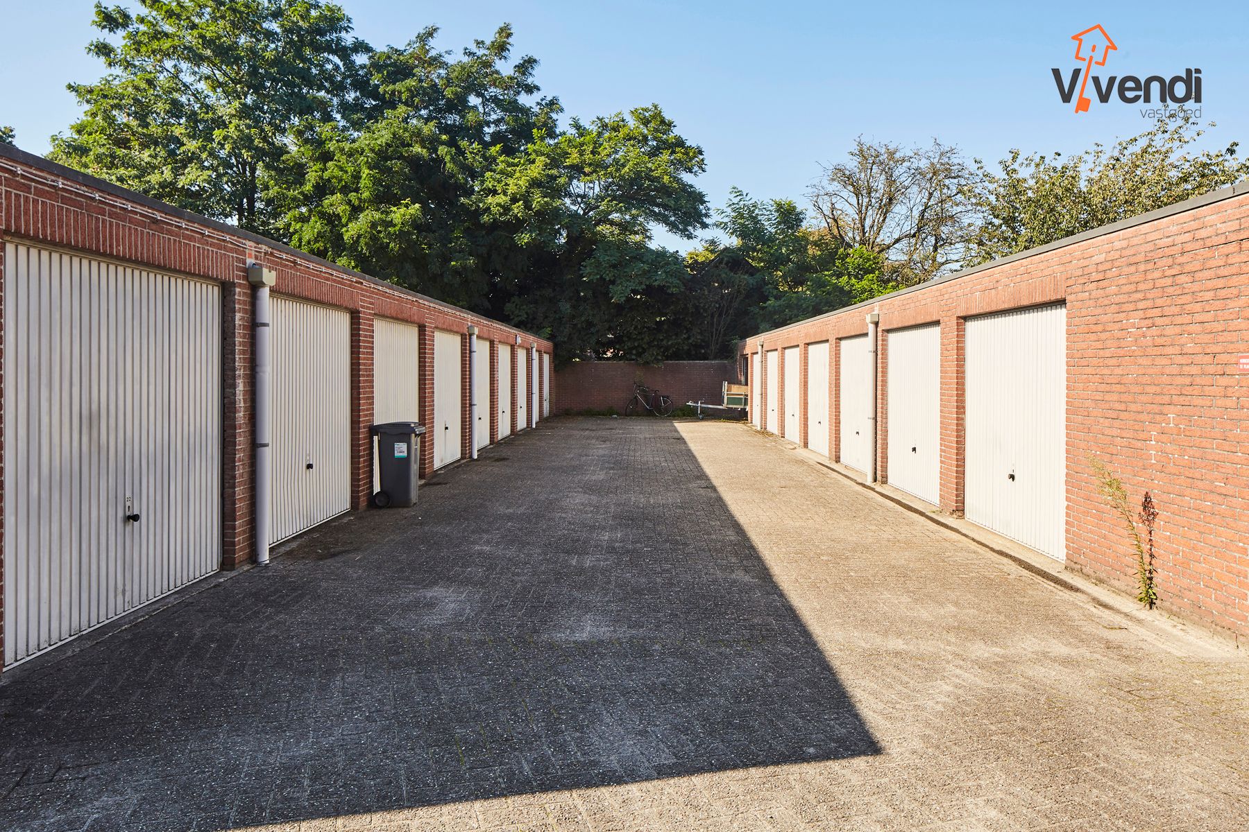 Verschillende garageboxen te huur. foto {{pictureIndex}}