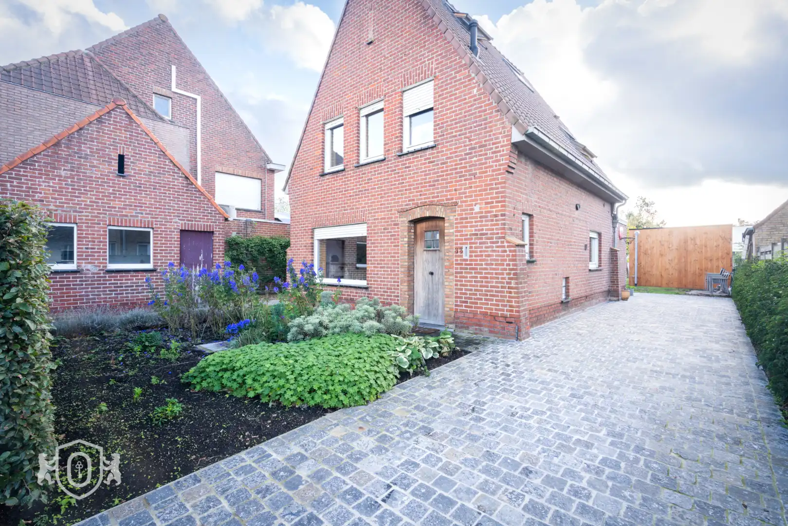 Vrijstaande 3-slpkr woning met tuin & bijgebouwen foto 2