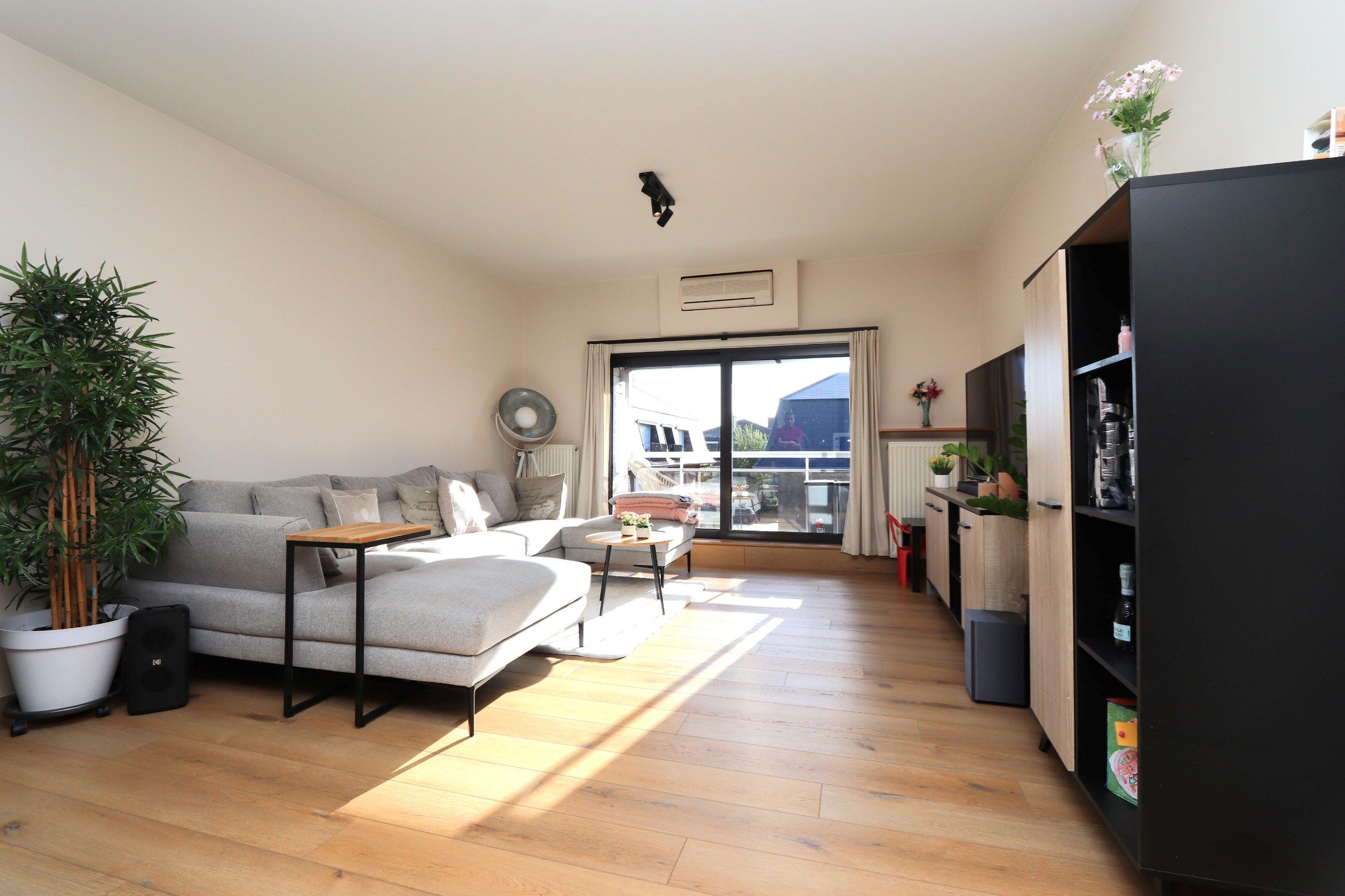 GERENOVEERD 2 SLAAPKAMER APPARTEMENT MET GARAGE foto 3