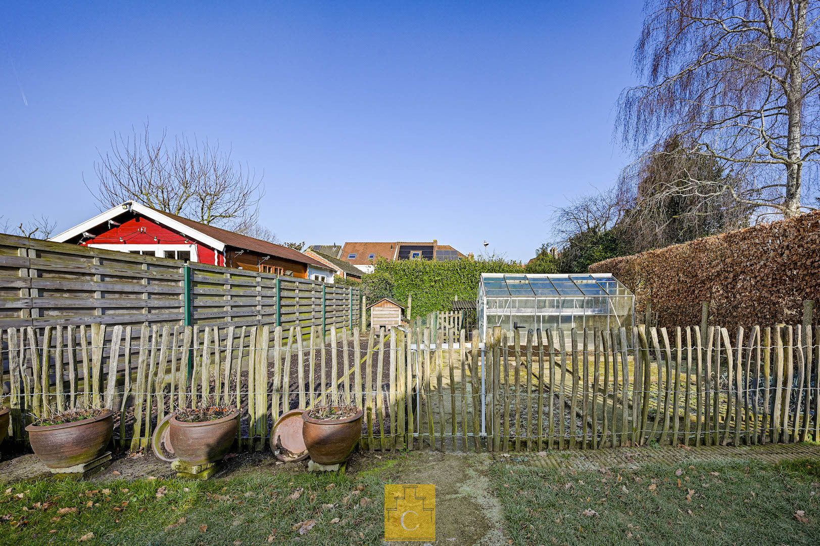 Halfopen bebouwing met grote tuin en prachtig uitzicht nabij Station foto 11