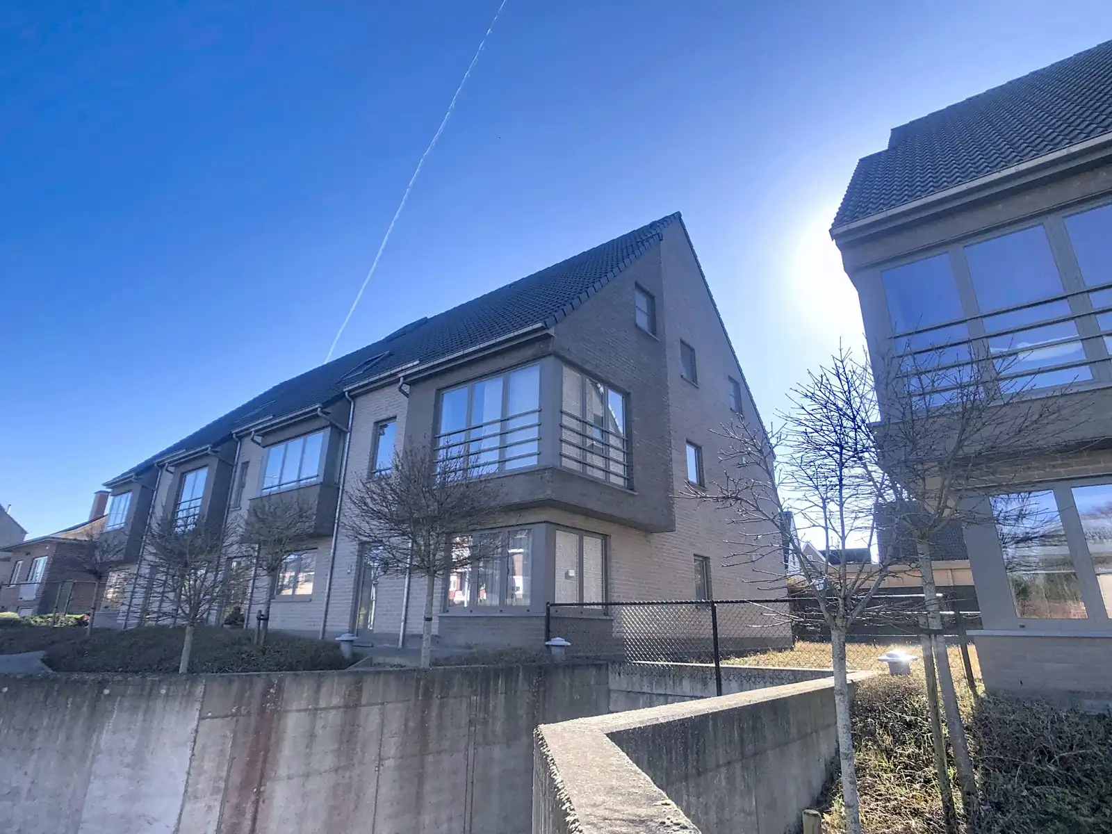 Duplex met 2 ruime slaapkamers, terras en garage foto 2