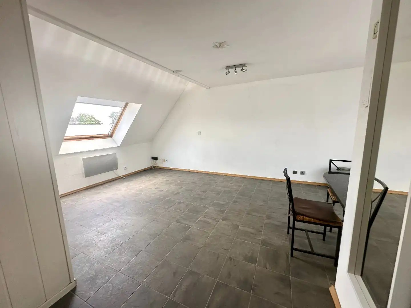 Gezellig duplex-appartement met terras en autostandplaats in rustige wijk te Hasselt foto 4