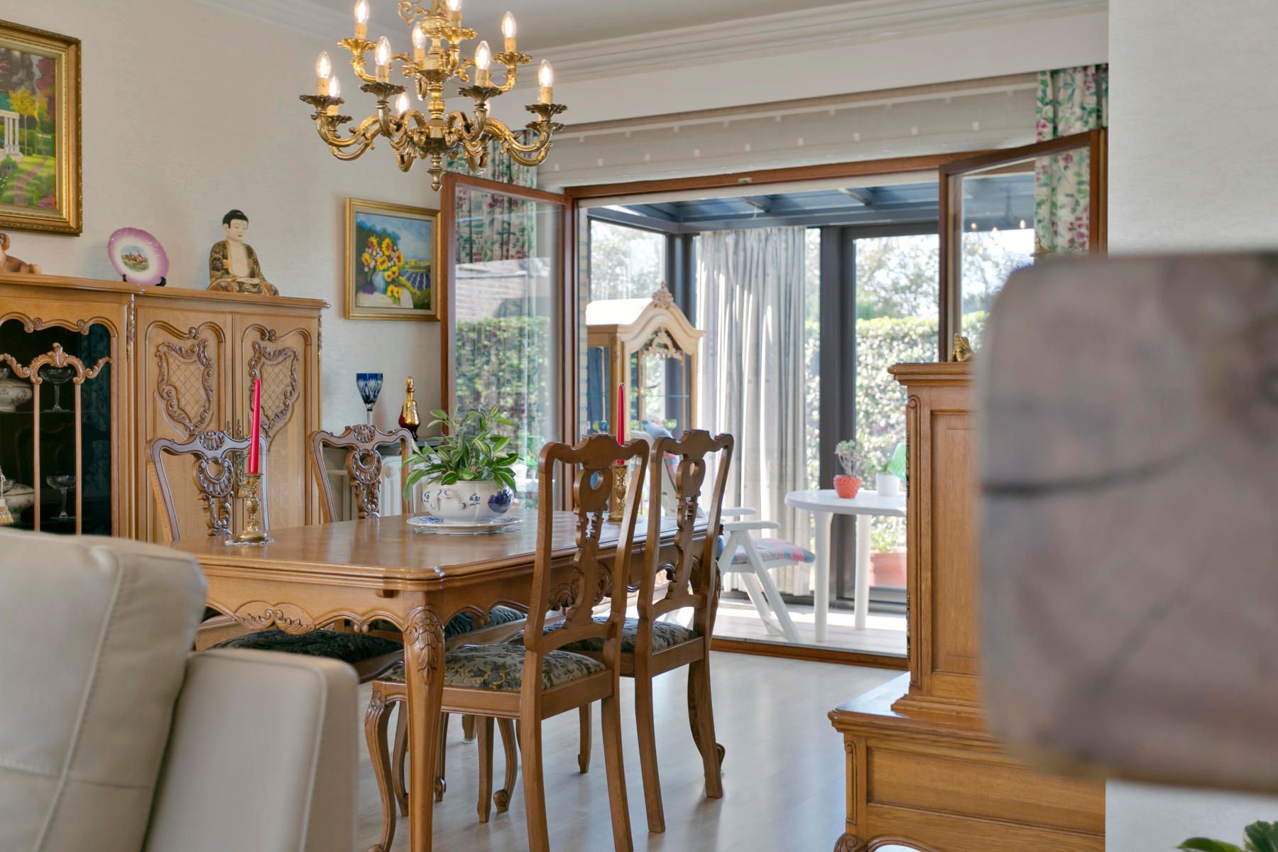Bungalow met 2 garages, tuin en 3 slaapkamers! foto 7