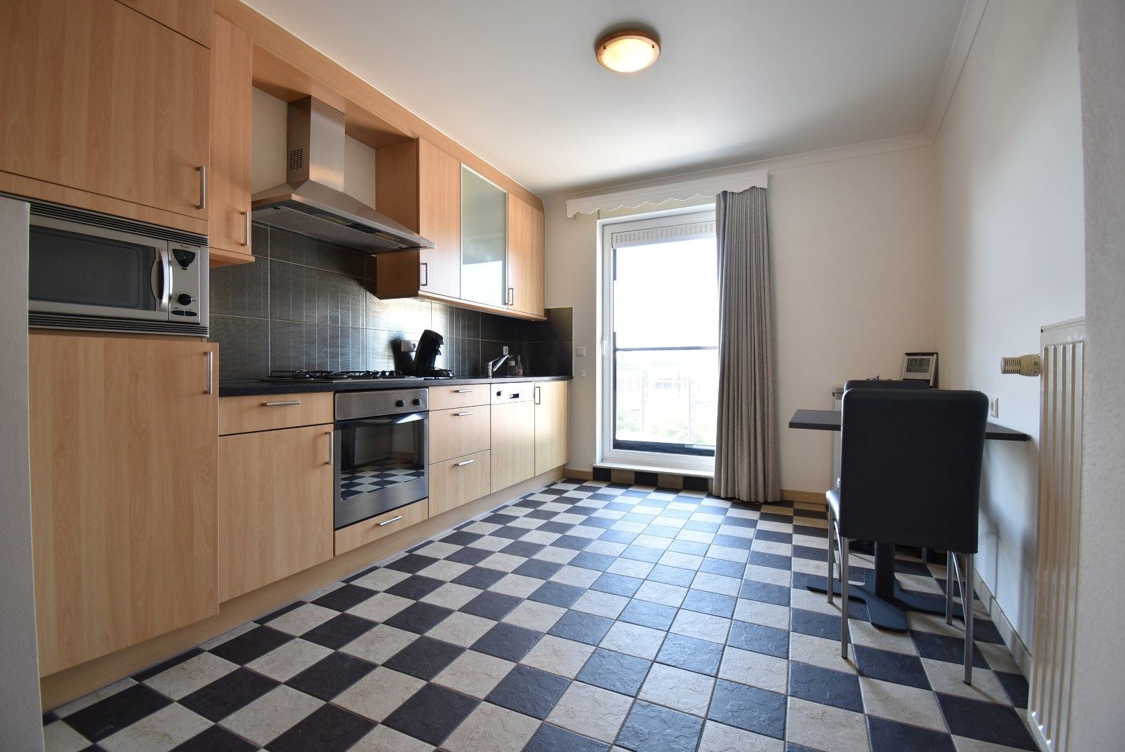 Degelijk 2-slaapkamer appartement met autostandplaats + in hartje Bilzen foto 13
