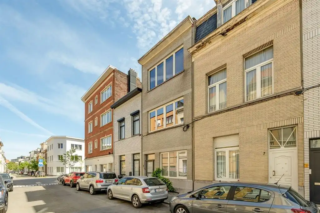 Ruime gezinswoning met groene stadskoer foto 26
