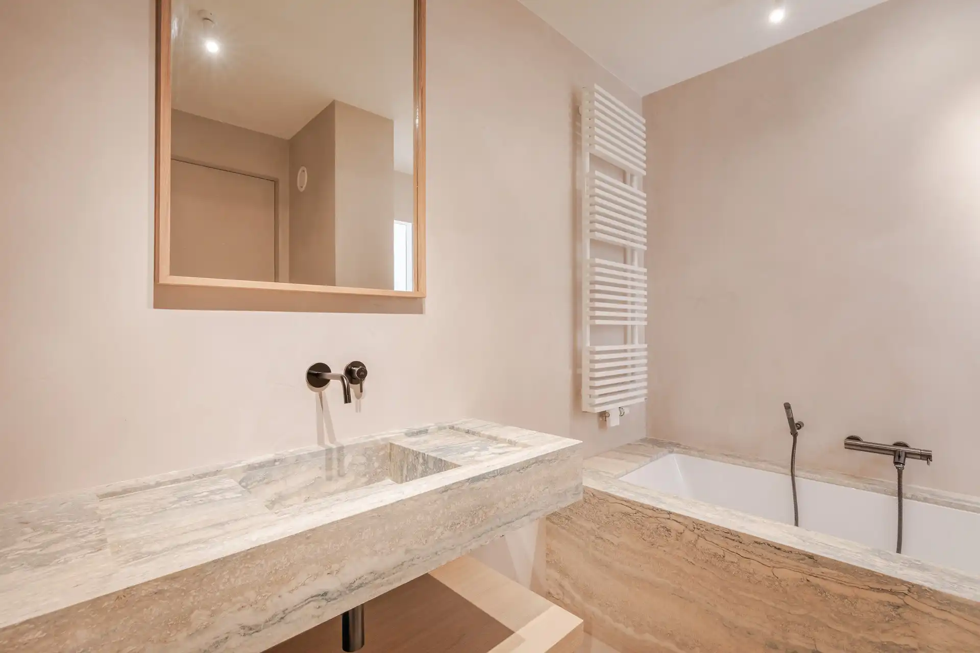 Prachtig gerenoveerd appartement in villaresidentie te Duinbergen foto 29