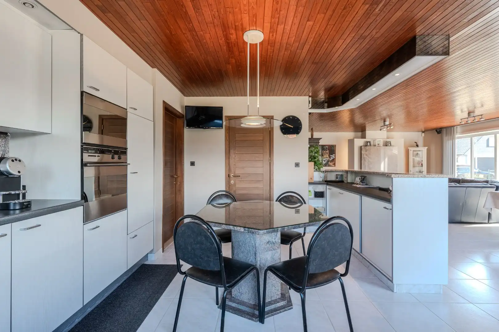 Charmante, instapklare alleenstaande villa in rustige en mooie woonwijk foto 9