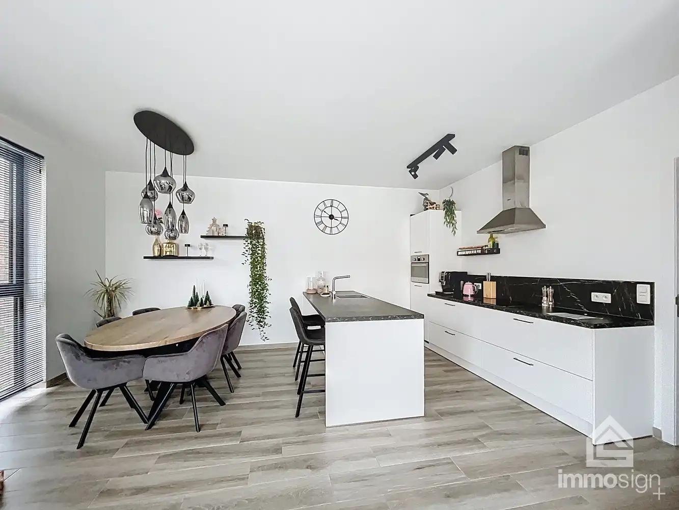 Modern appartement met twee slaapkamers op toplocatie in Bree centrum! foto 3
