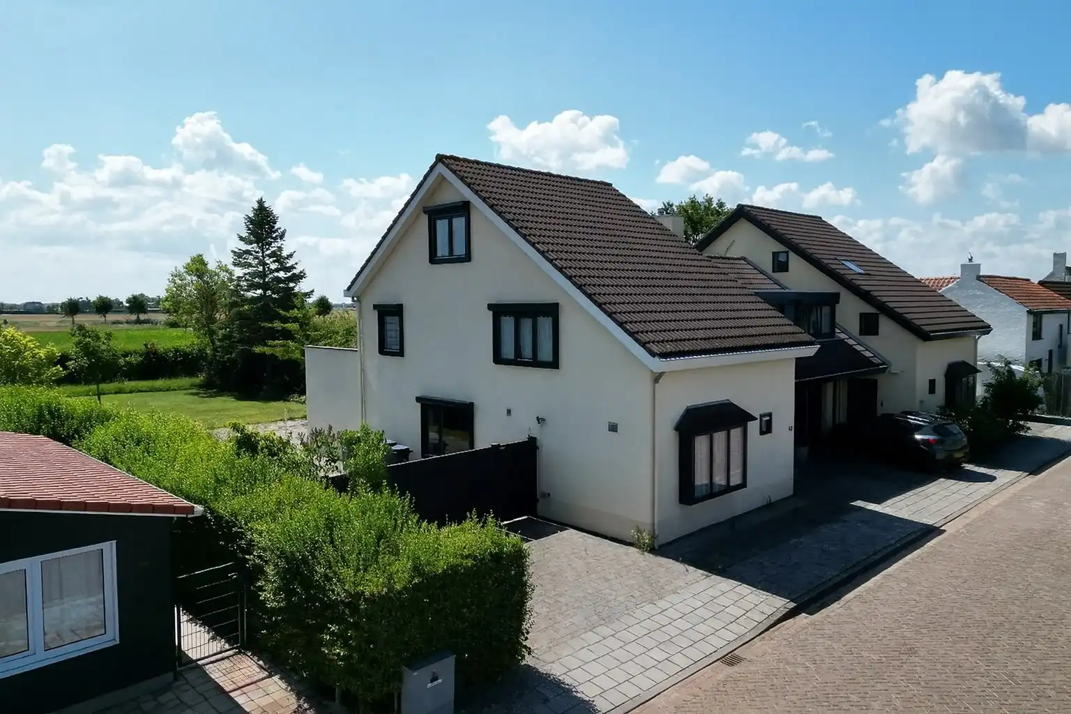 Verassend ruim vlak bij zee foto {{pictureIndex}}