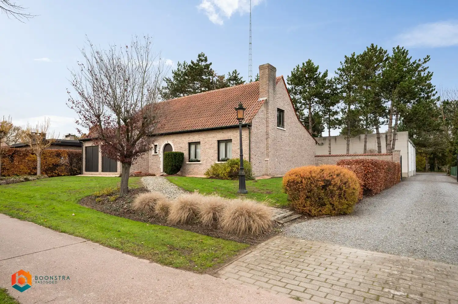 Te renoveren woning met 4 slpkrs en magazijn van 360m² op ruim perceel van 5730m² foto 2