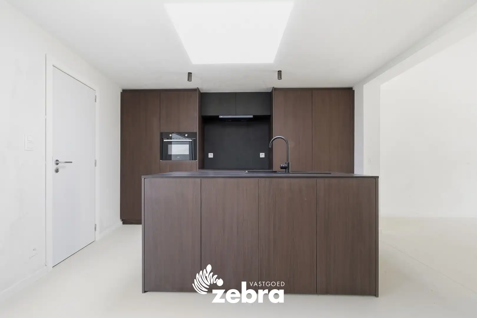 Gerenoveerde woning met 3 slaapkamers en tuin te Oostrozebeke! foto 2