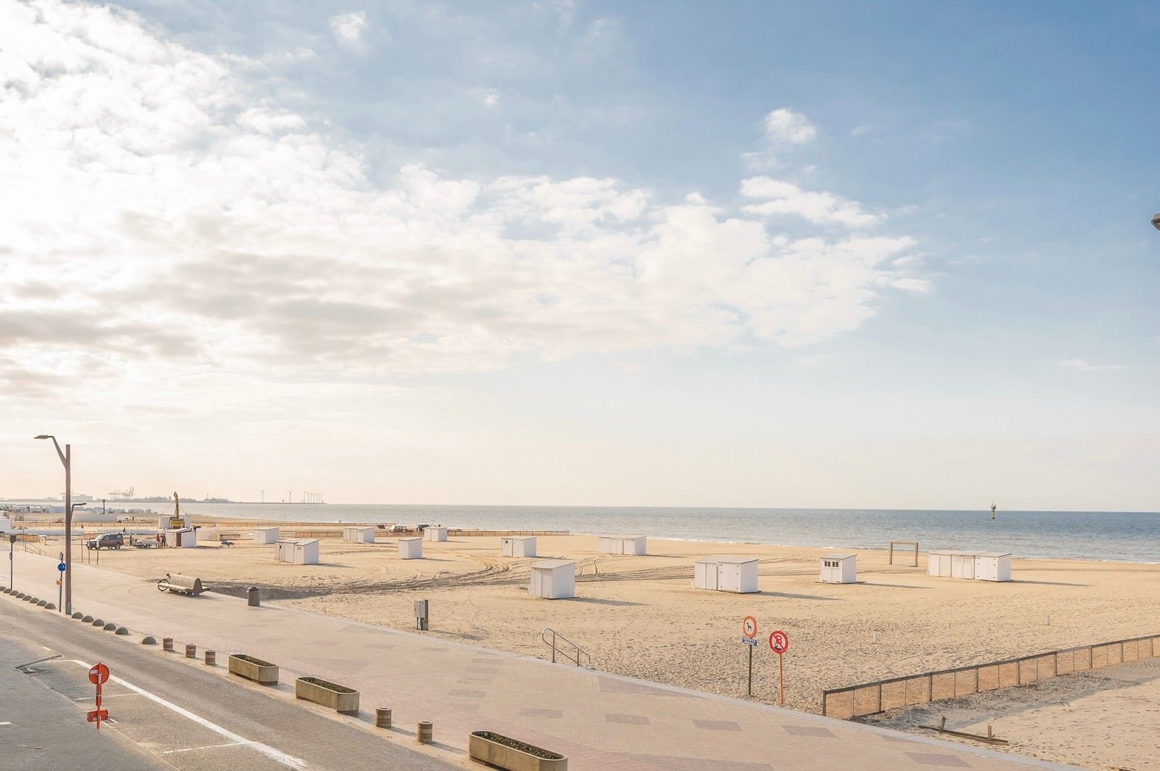 Prachtig appartement met frontaal zeezicht gelegen in hartje het Zoute met 6 meter gevelbreedte. foto 4