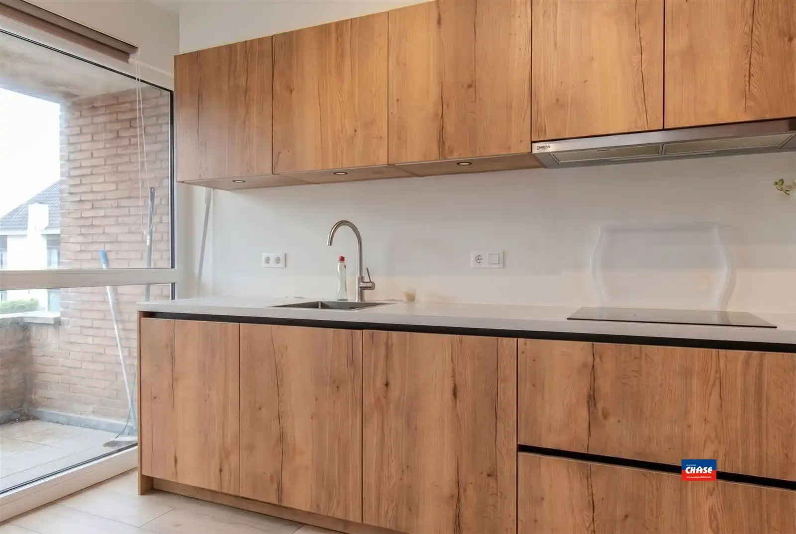 Knap gerenovereerd appartement met 2 slaapkamers en garagebox foto 3
