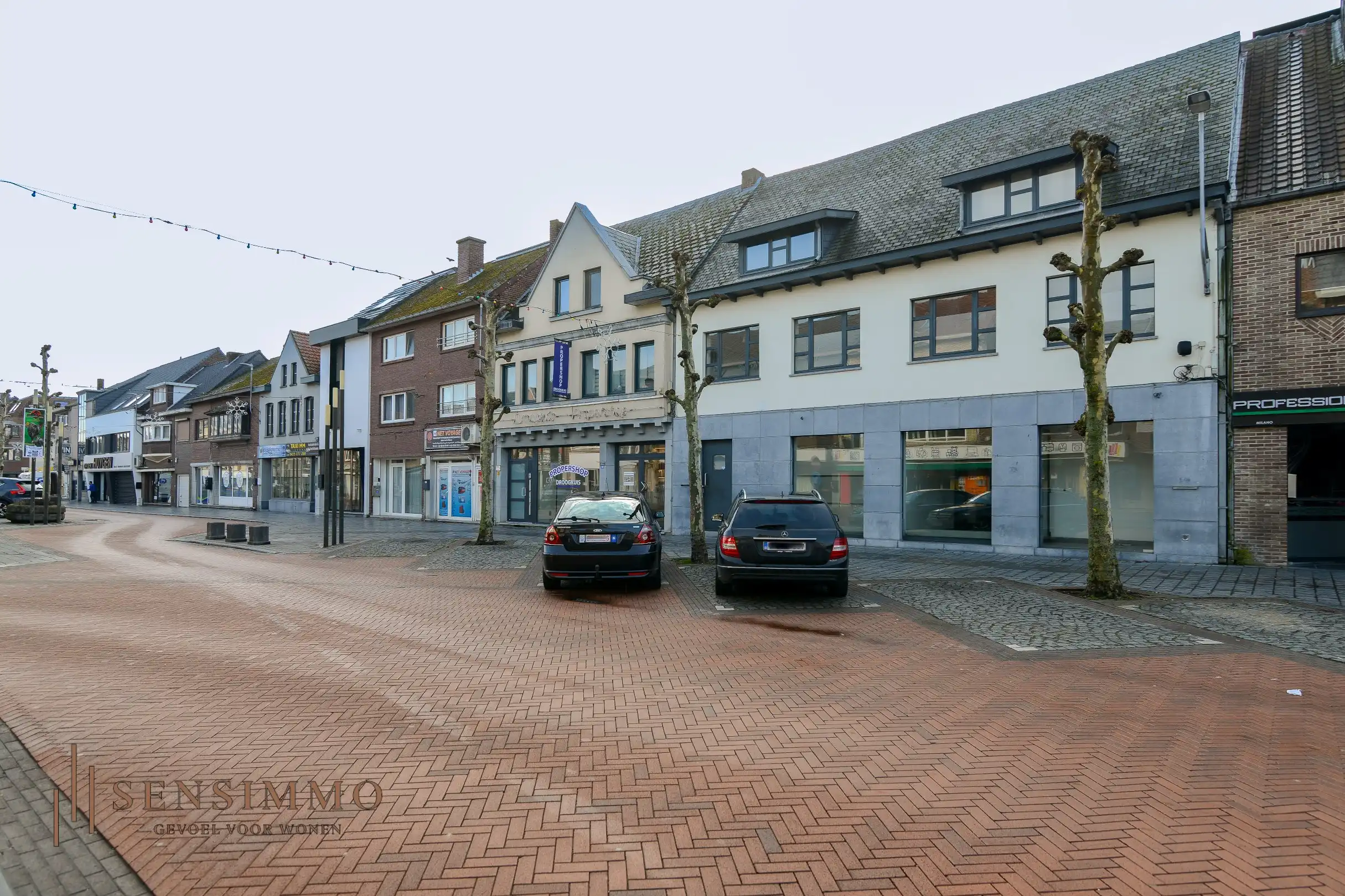 Commerciële handelspand met bovenliggend appartement in hartje Maasmechelen foto 2