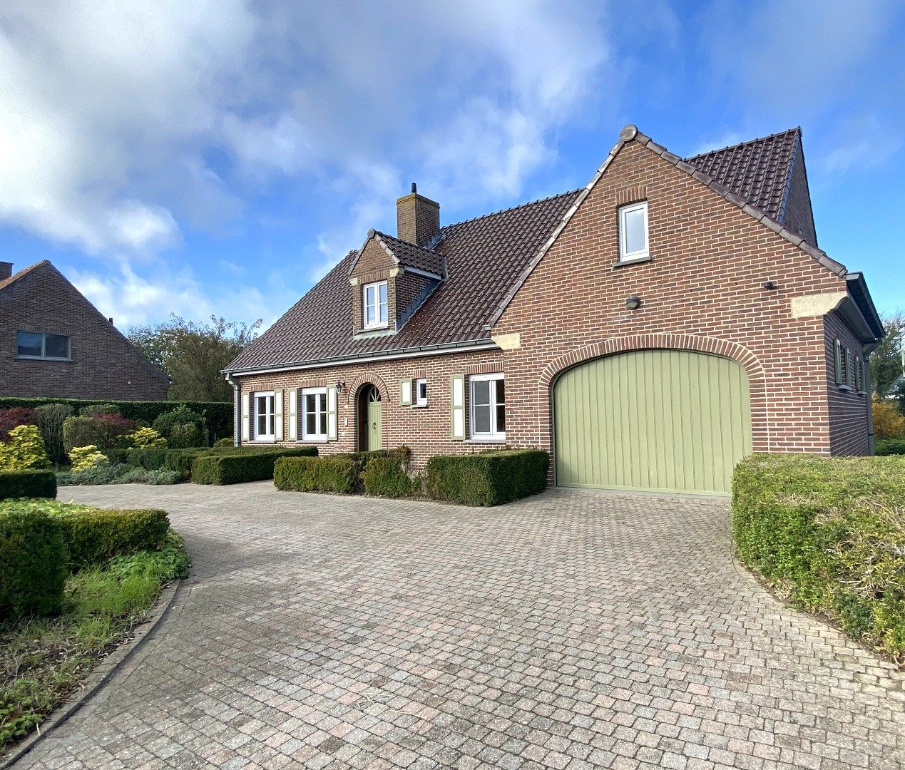 ALLEENSTAANDE WONING MET 2 SLAAPKAMERS EN TUIN foto {{pictureIndex}}