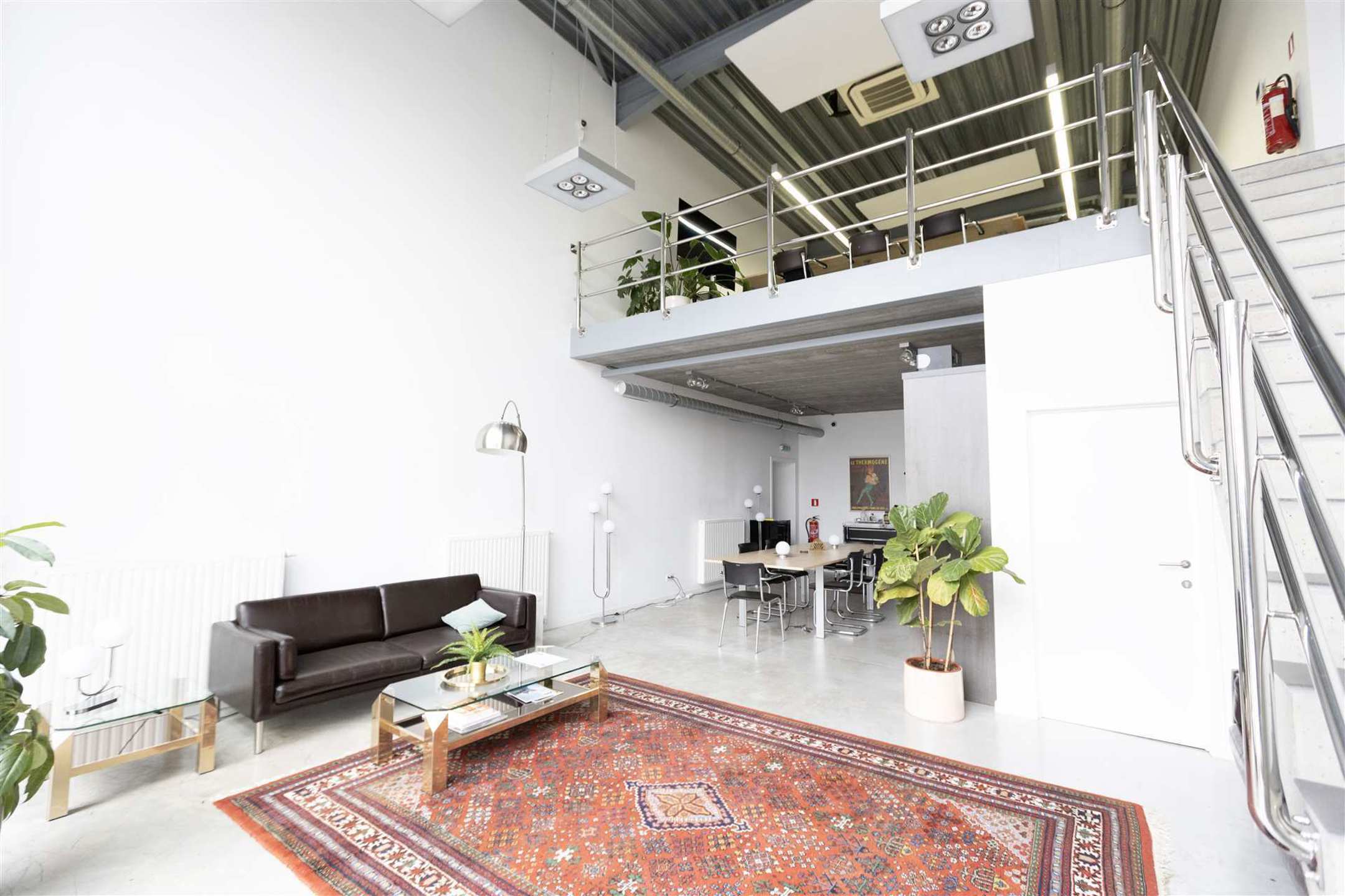Moderne kantoor- en opslag ruimte foto {{pictureIndex}}