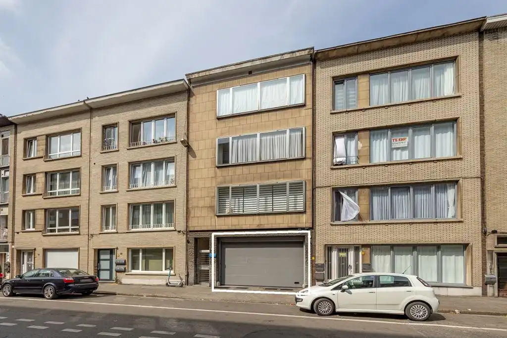 Brede autostaanplaats op centrale locatie foto {{pictureIndex}}