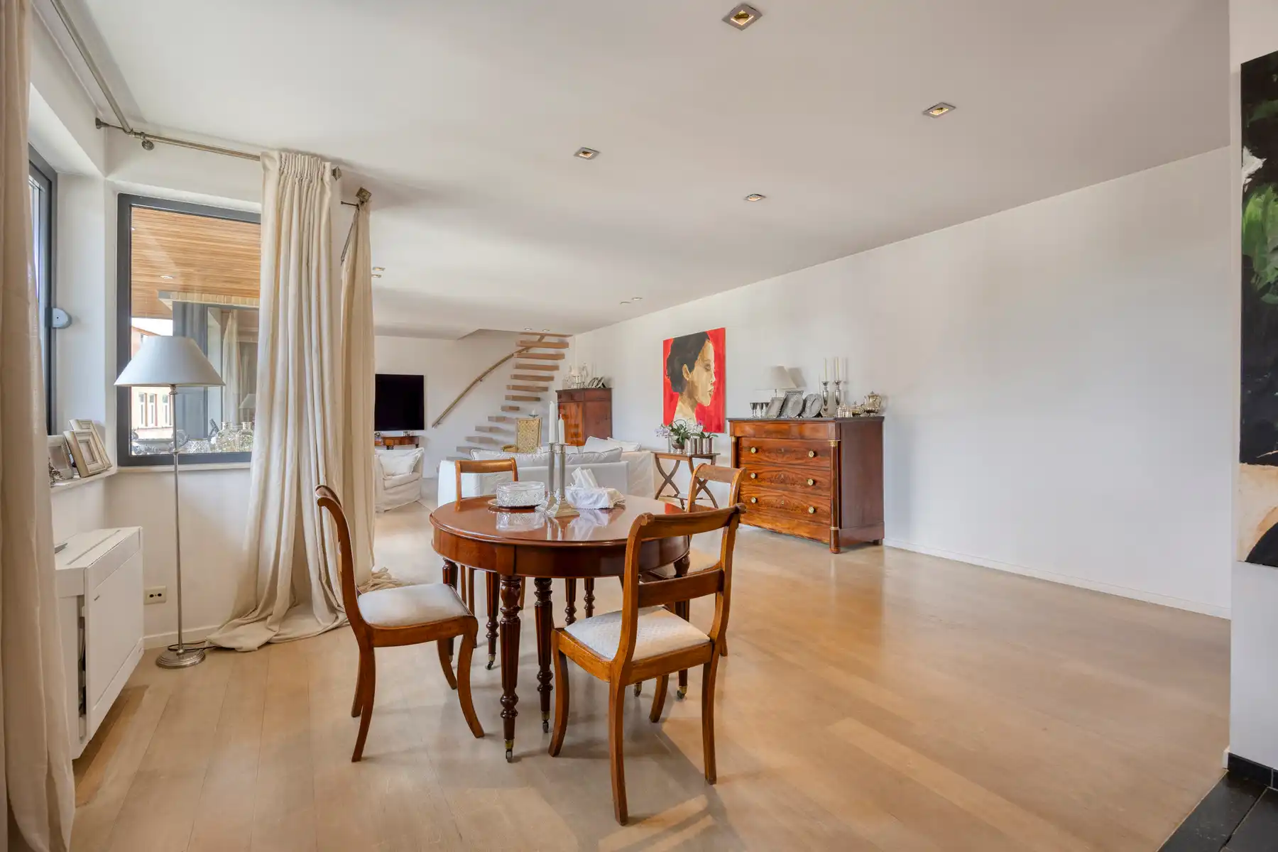 Luxueus en ruim 4 slaapkamerappartement op centrale ligging foto 4