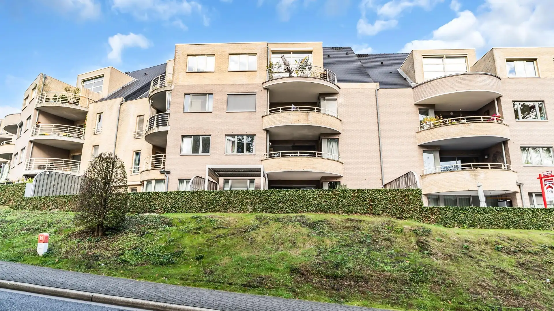 Lichtrijk appartement met 2 slpkrs, 2 terrassen en ondergrondse garagebox in Genk foto {{pictureIndex}}